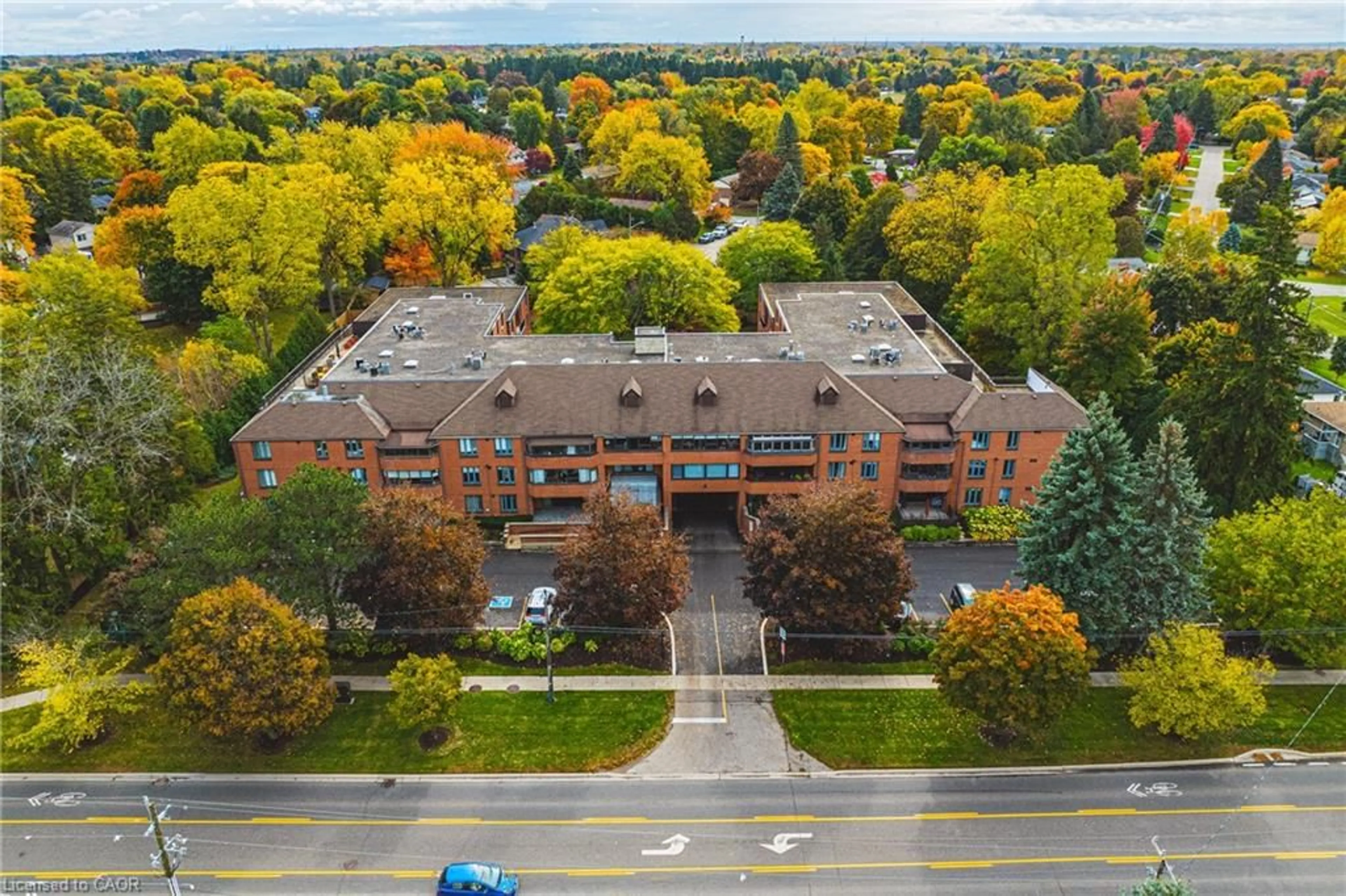 A pic from outside/outdoor area/front of a property/back of a property/a pic from drone, building for 150 Wilson St #215, Ancaster Ontario L8R 1E2