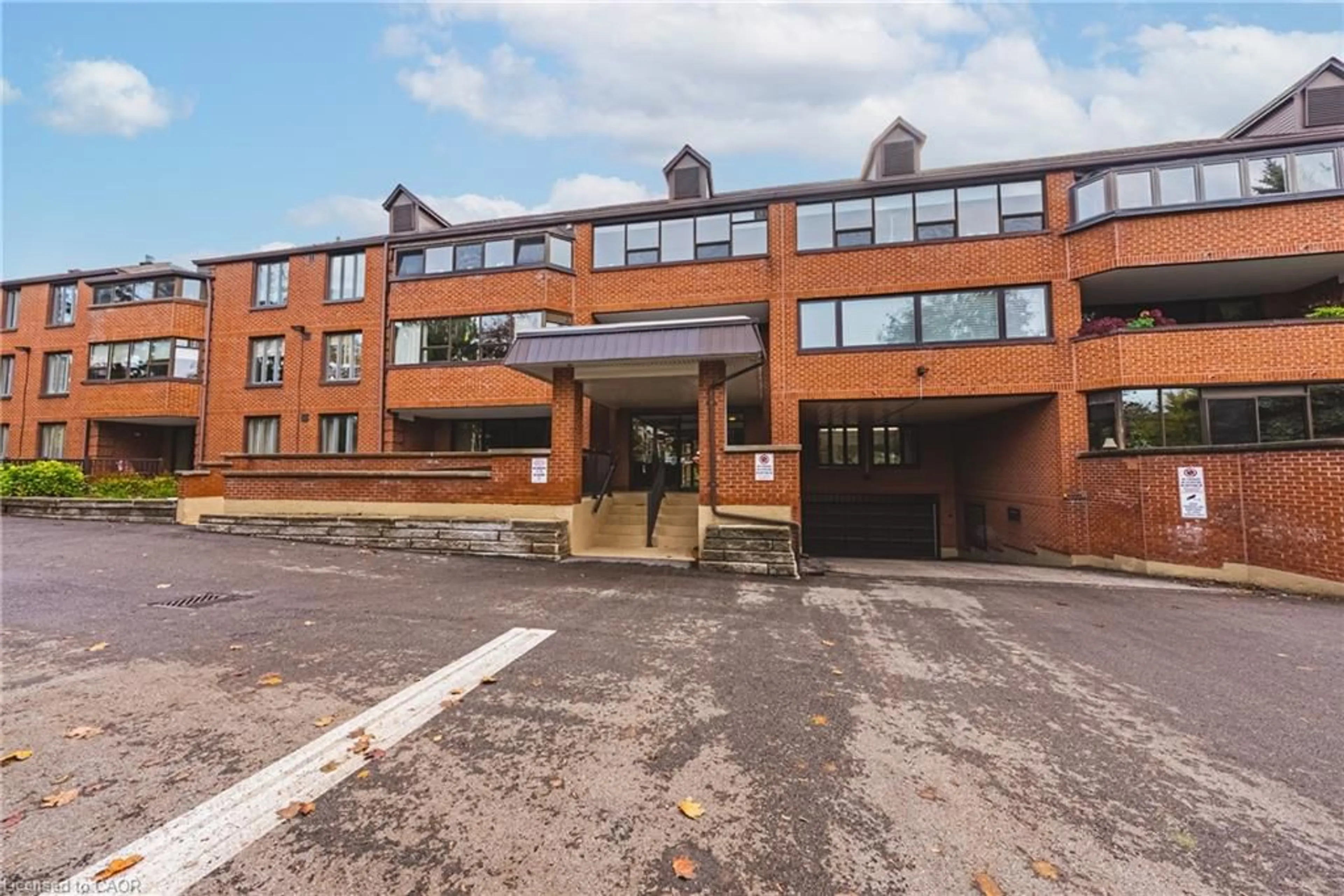 Indoor foyer for 150 Wilson St #215, Ancaster Ontario L8R 1E2