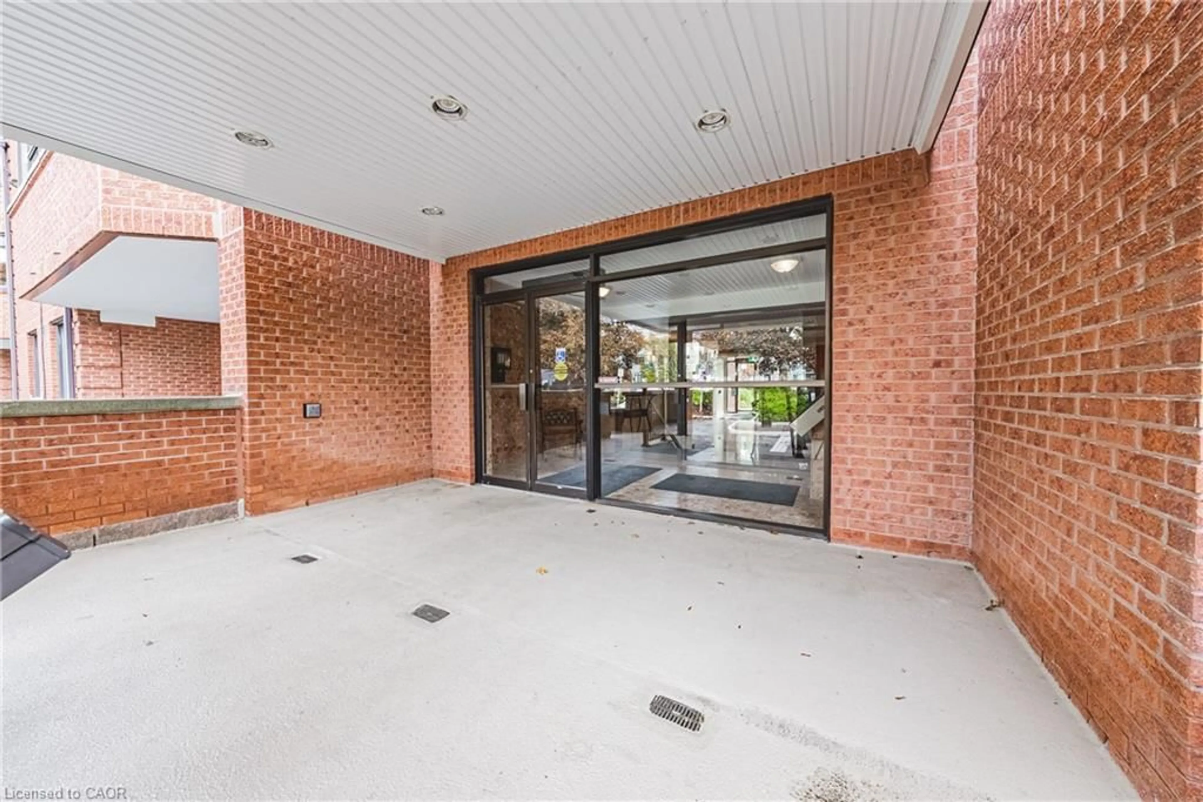 Indoor foyer for 150 Wilson St #215, Ancaster Ontario L8R 1E2