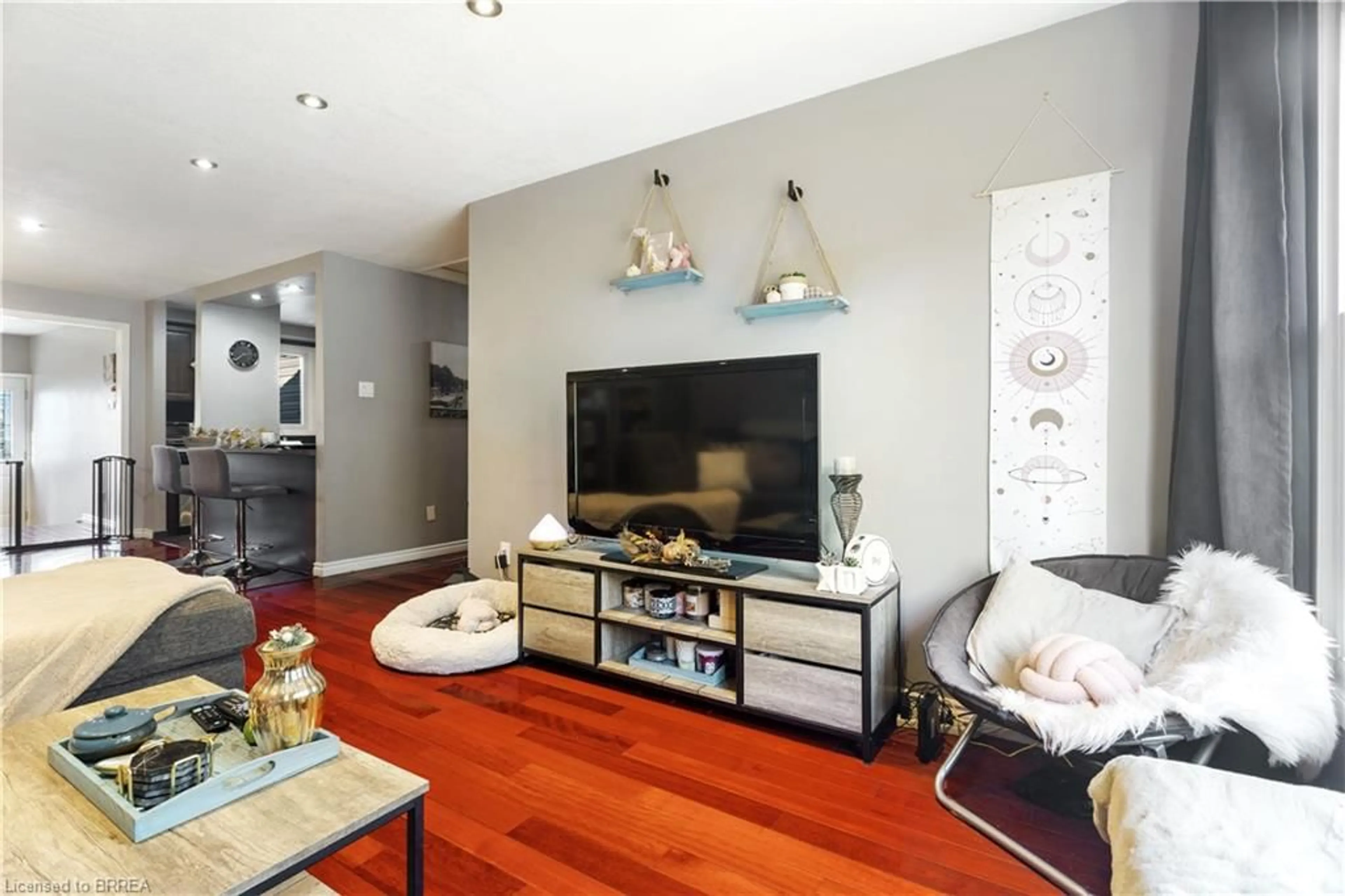 Living room with furniture, wood/laminate floor for 65 Glamis St #17, Cambridge Ontario N1R 6W4