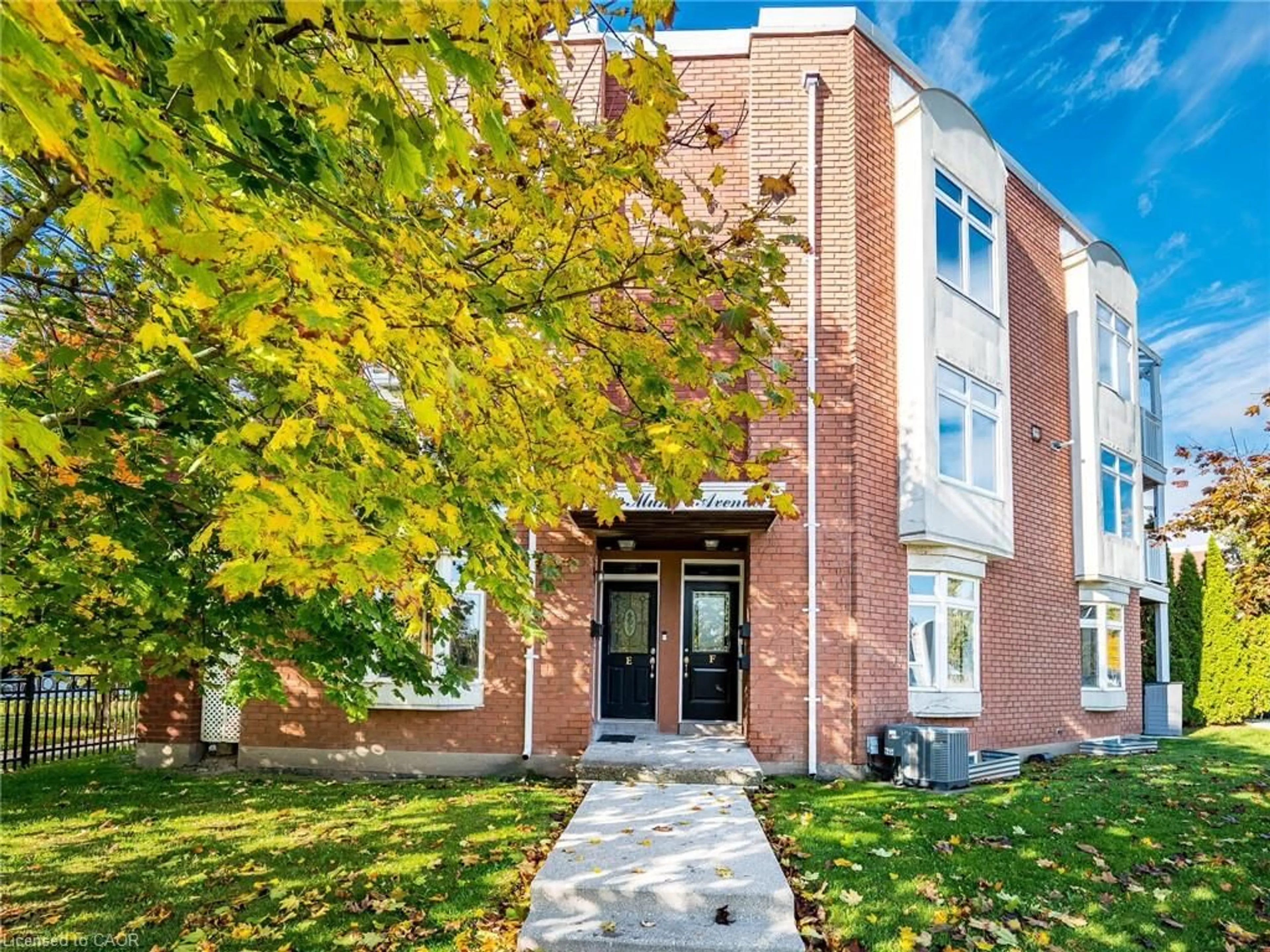 Home with brick exterior material, street for 2386 Munn's Ave #E, Oakville Ontario L6H 6G9