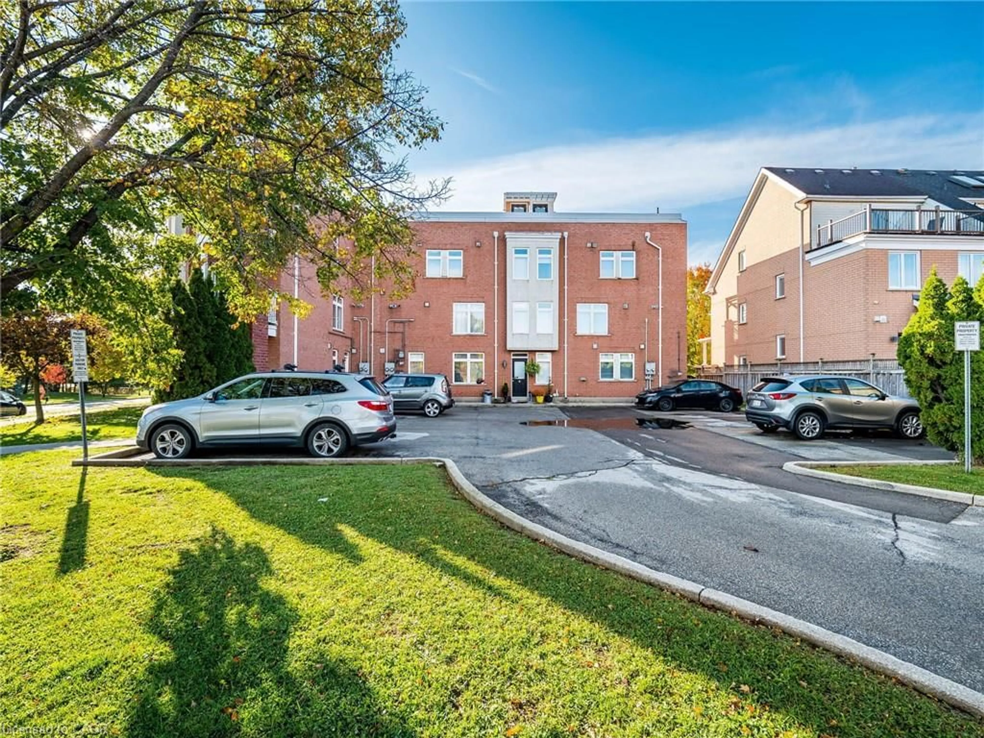 A pic from outside/outdoor area/front of a property/back of a property/a pic from drone, building for 2386 Munn's Ave #E, Oakville Ontario L6H 6G9