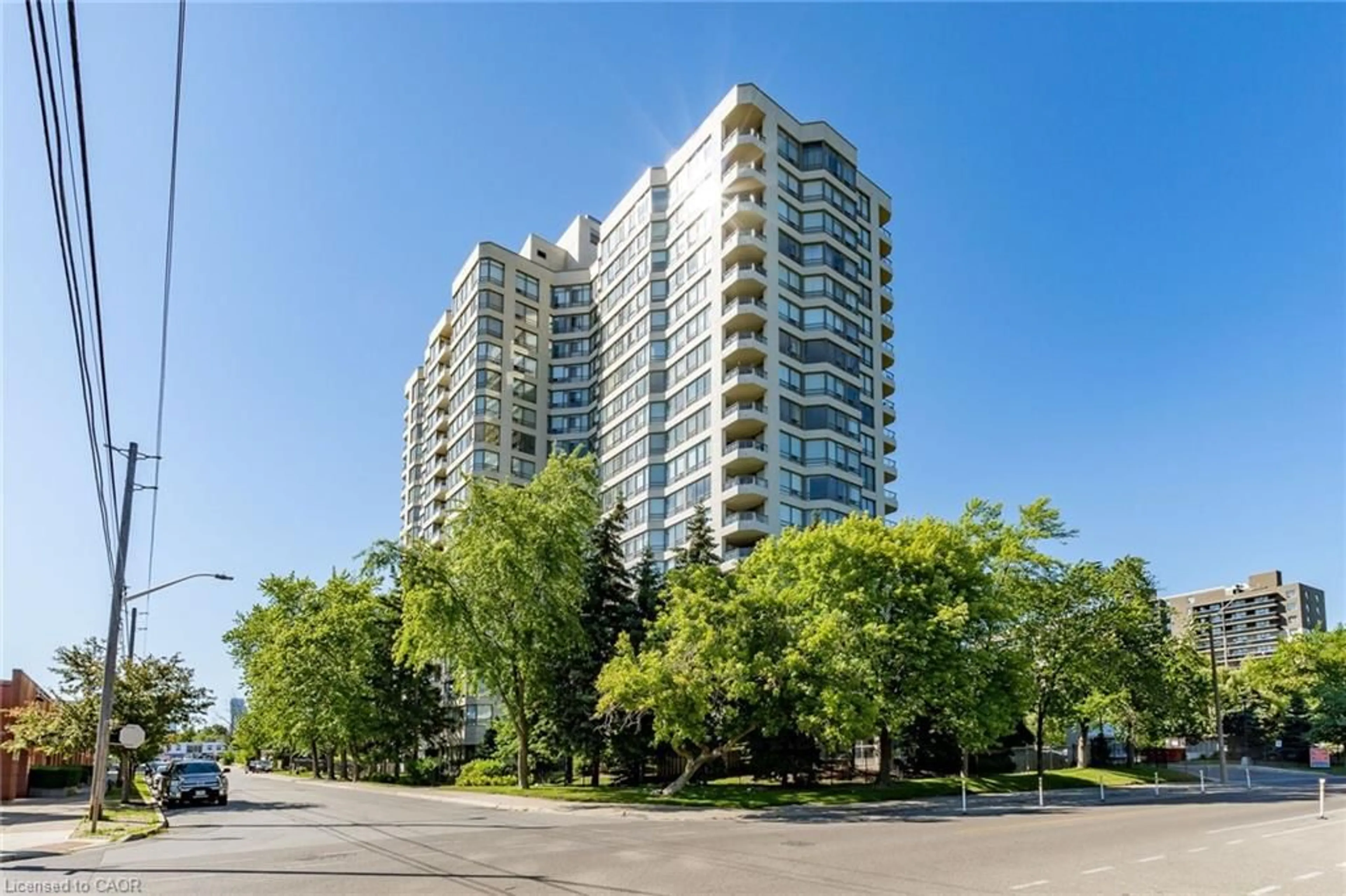 A pic from outside/outdoor area/front of a property/back of a property/a pic from drone, unknown for 75 King St #306, Mississauga Ontario L5A 4G5