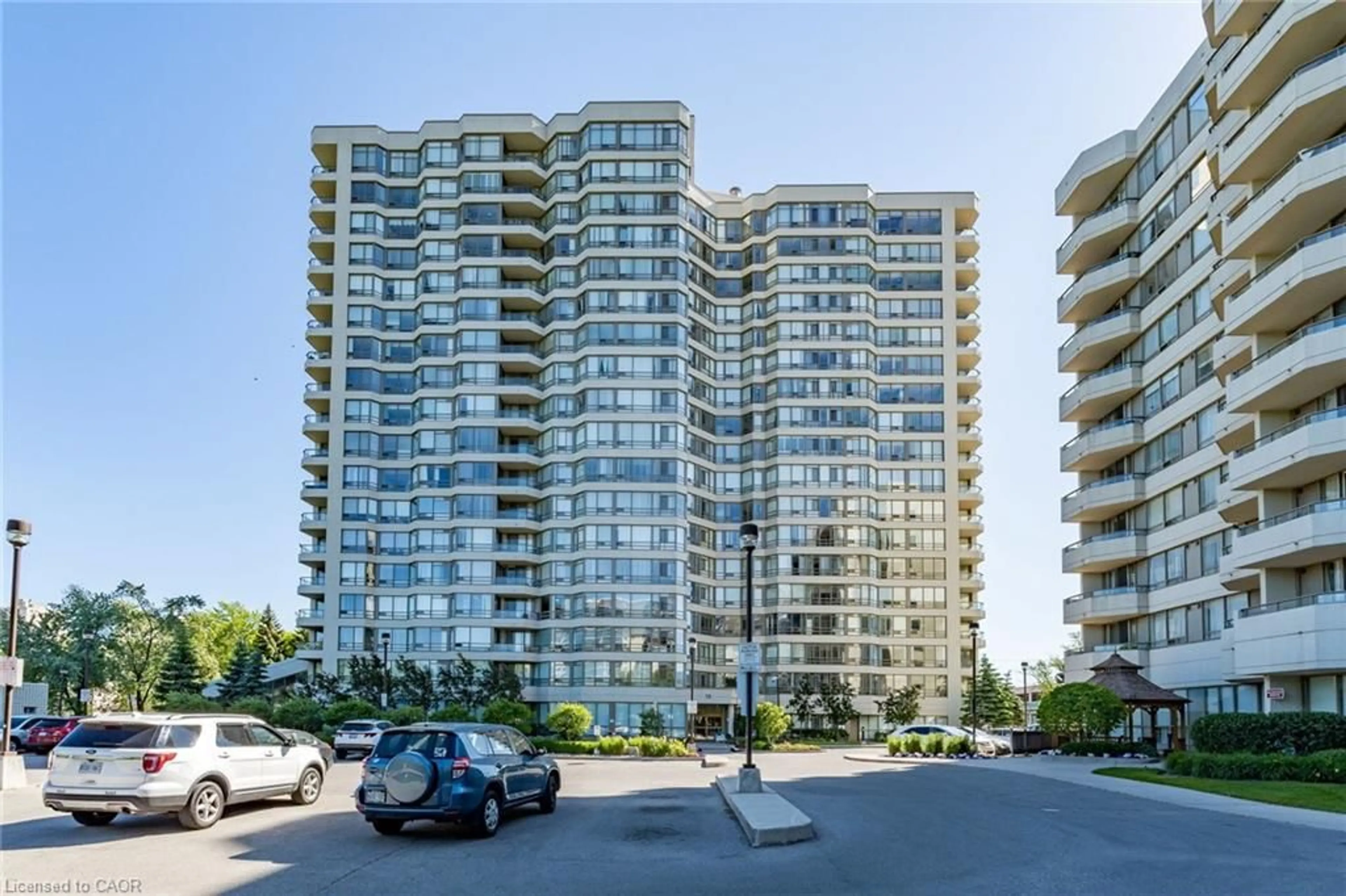 A pic from outside/outdoor area/front of a property/back of a property/a pic from drone, unknown for 75 King St #306, Mississauga Ontario L5A 4G5