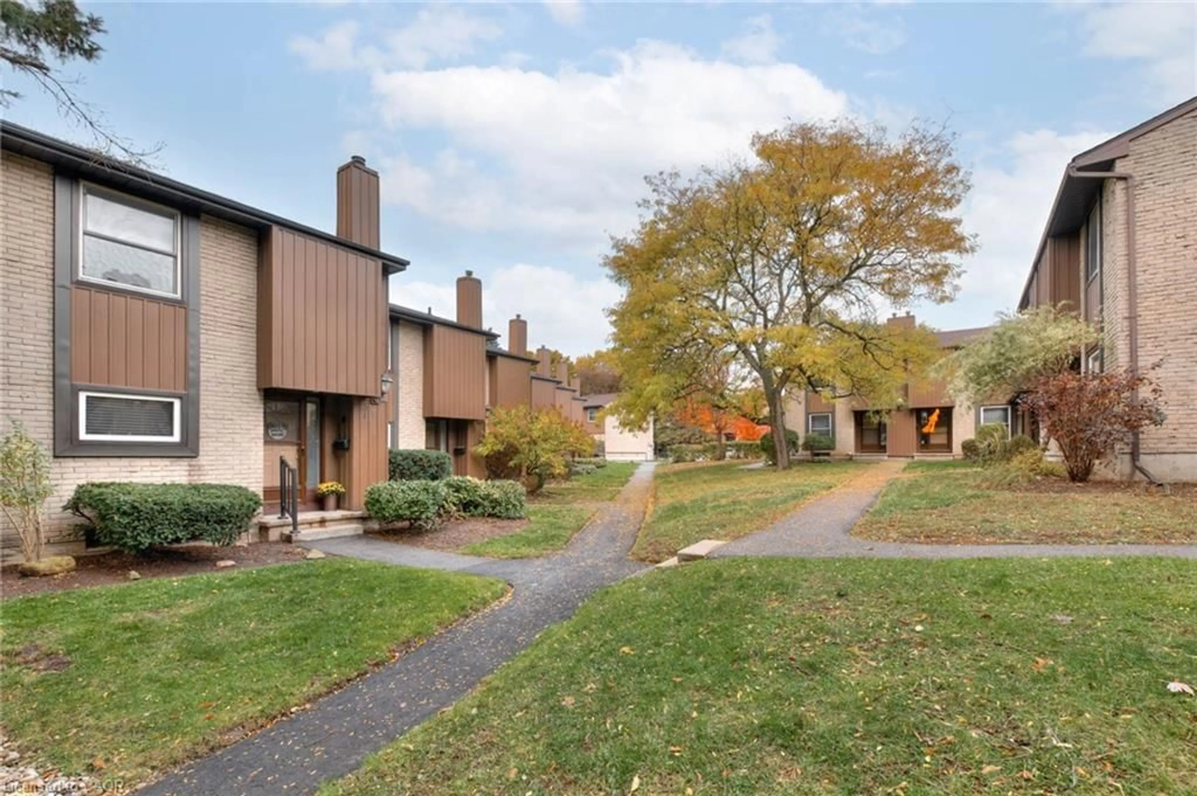 Patio, street for 215 Glamis Rd #27, Cambridge Ontario N1R 6V8