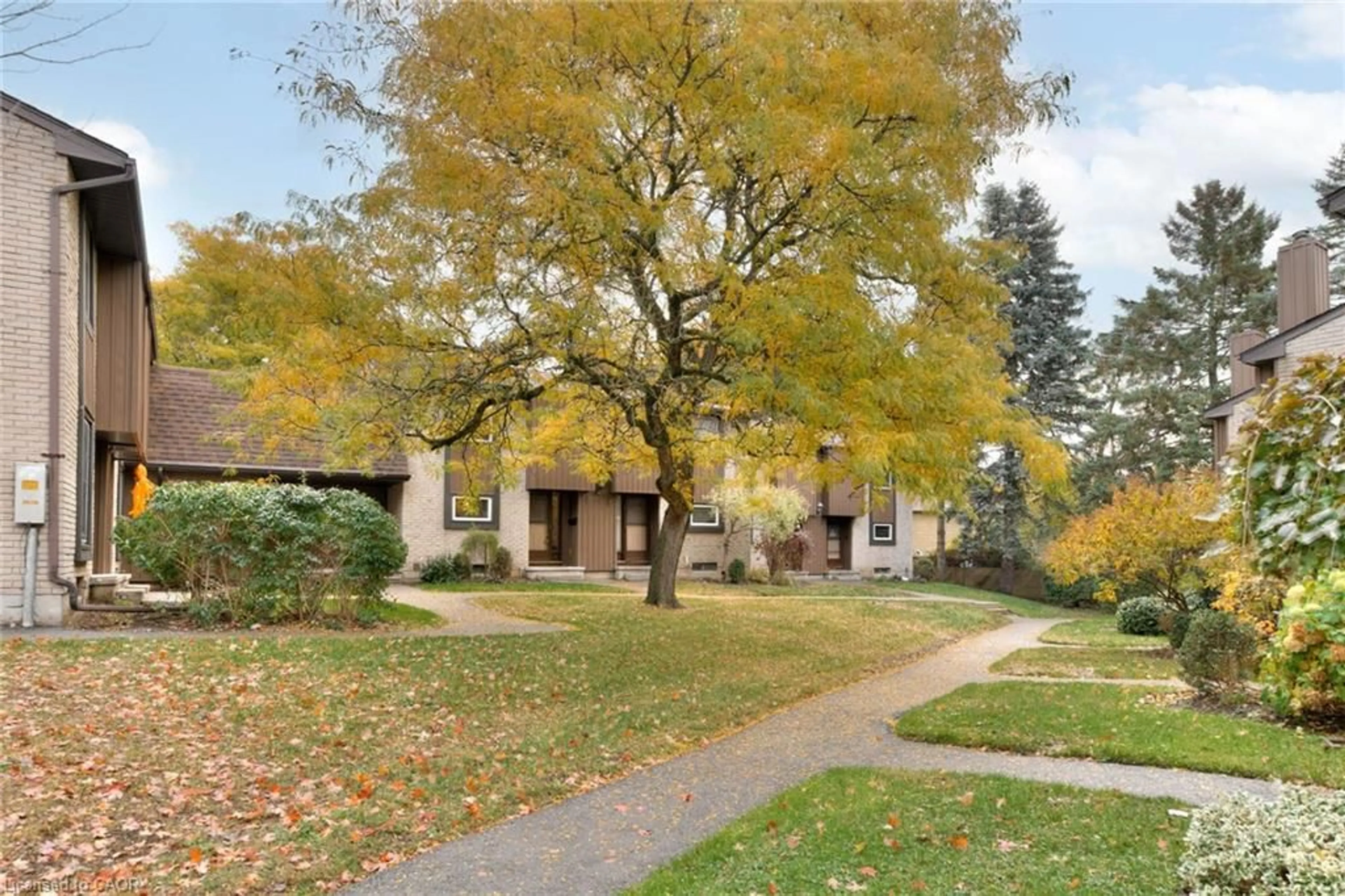 Patio, street for 215 Glamis Rd #27, Cambridge Ontario N1R 6V8