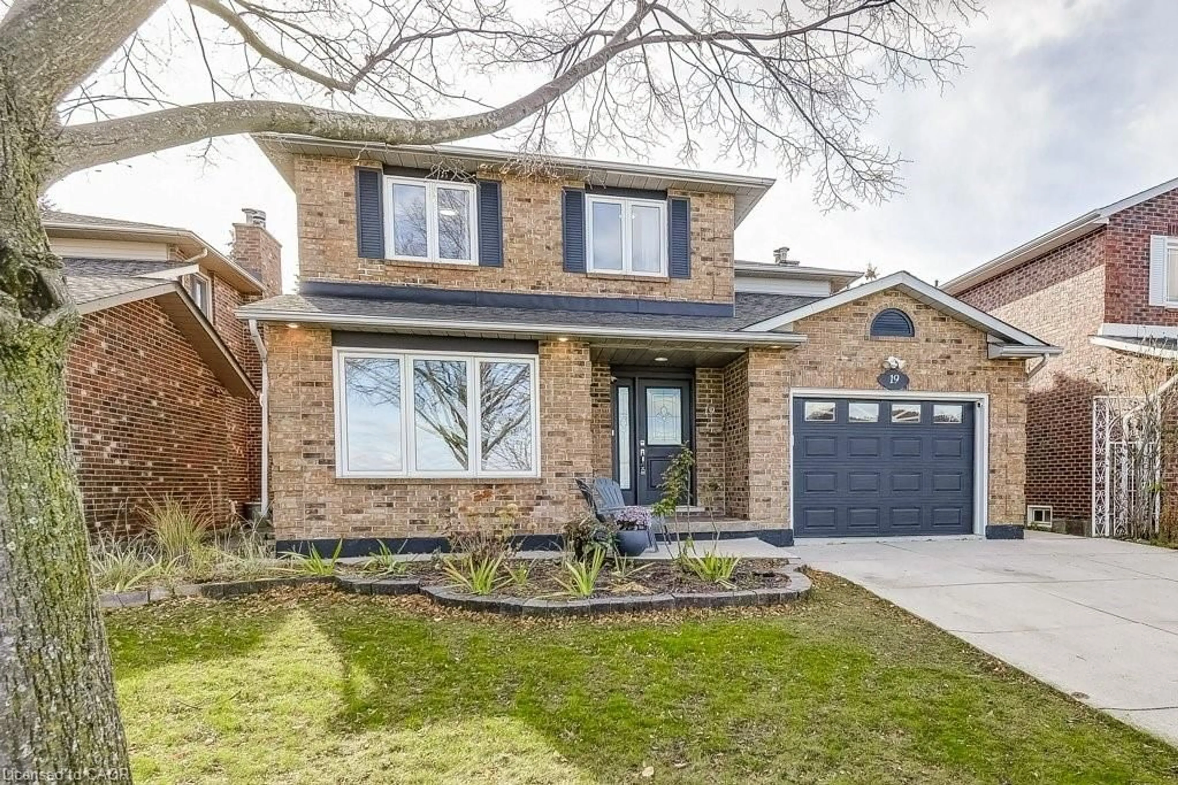 Home with brick exterior material, street for 19 National Dr, Stoney Creek Ontario L8G 5C3