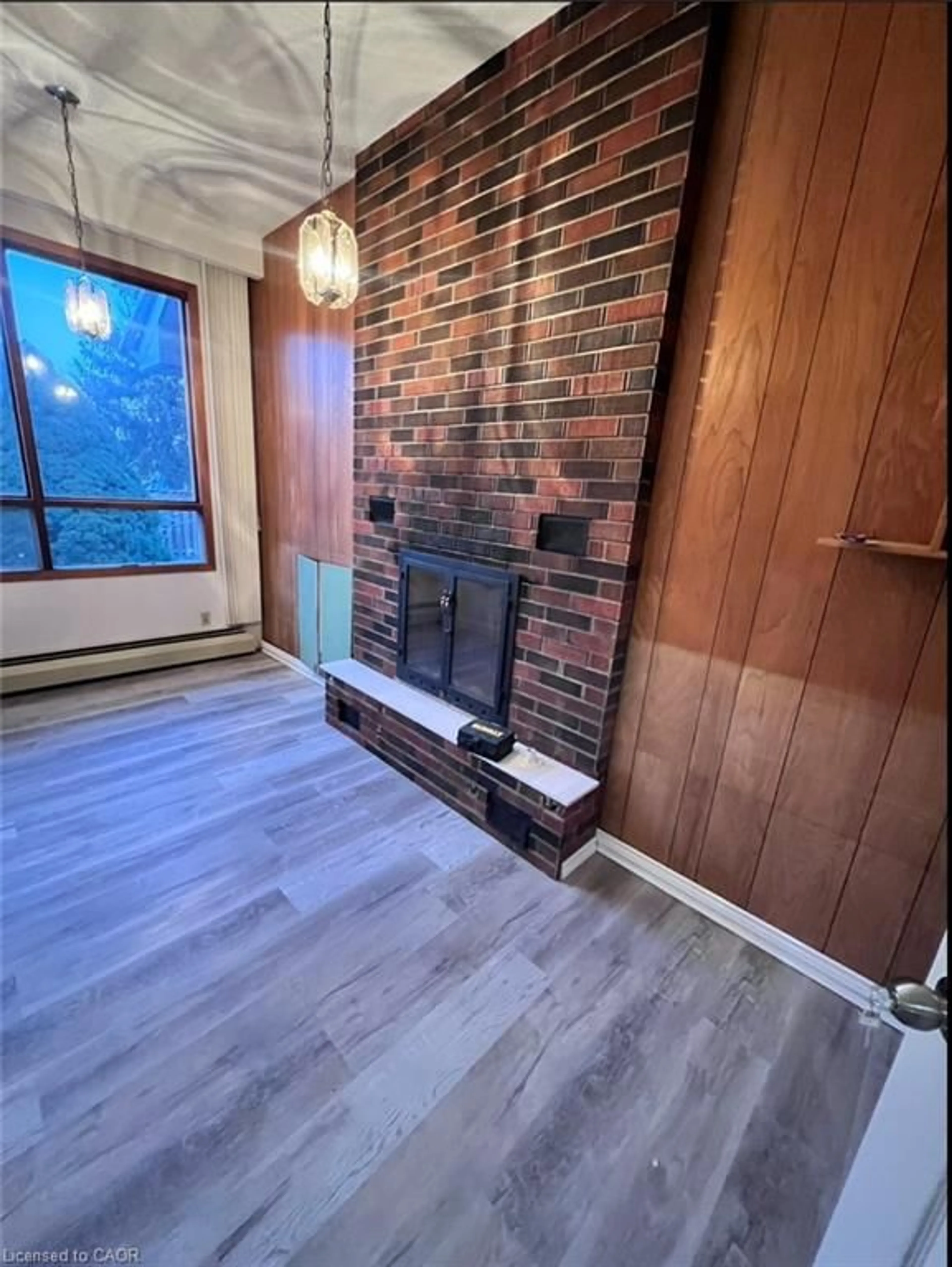 Indoor entryway for 171 Stone Church Rd, Hamilton Ontario L9B 1A8