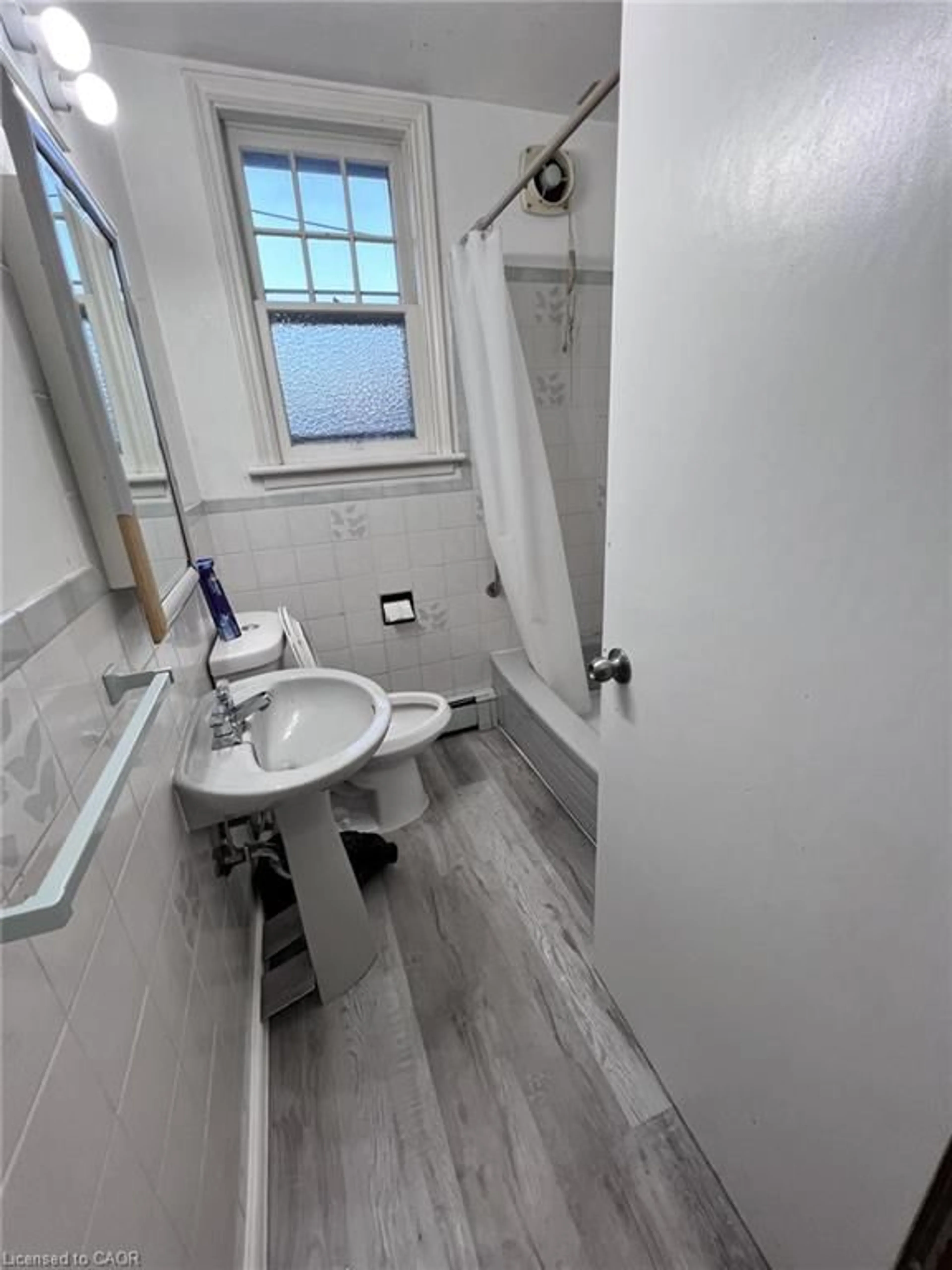 Standard bathroom, unknown for 171 Stone Church Rd, Hamilton Ontario L9B 1A8