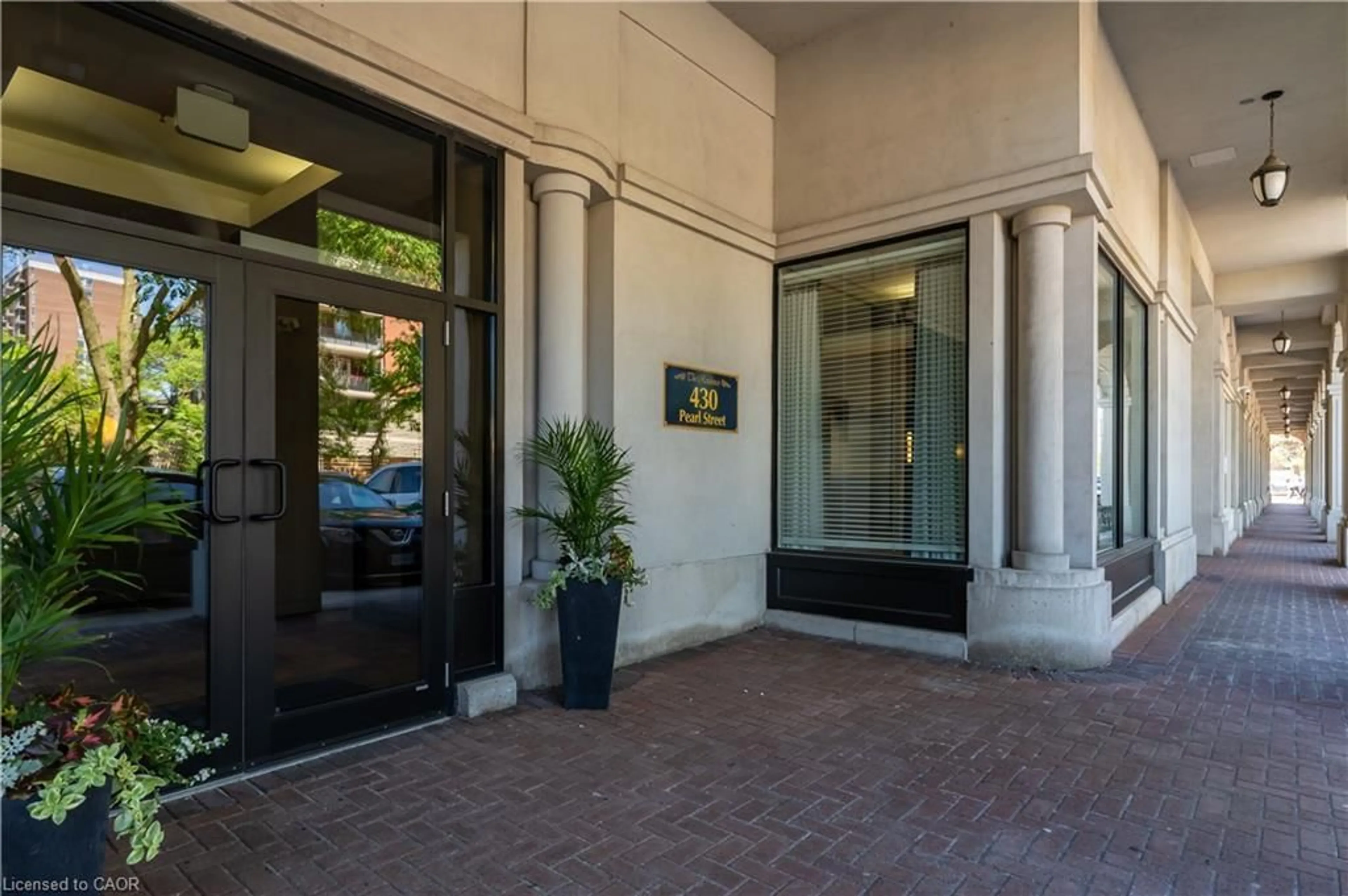 Indoor foyer for 430 Pearl St #410, Burlington Ontario L7R 4J8
