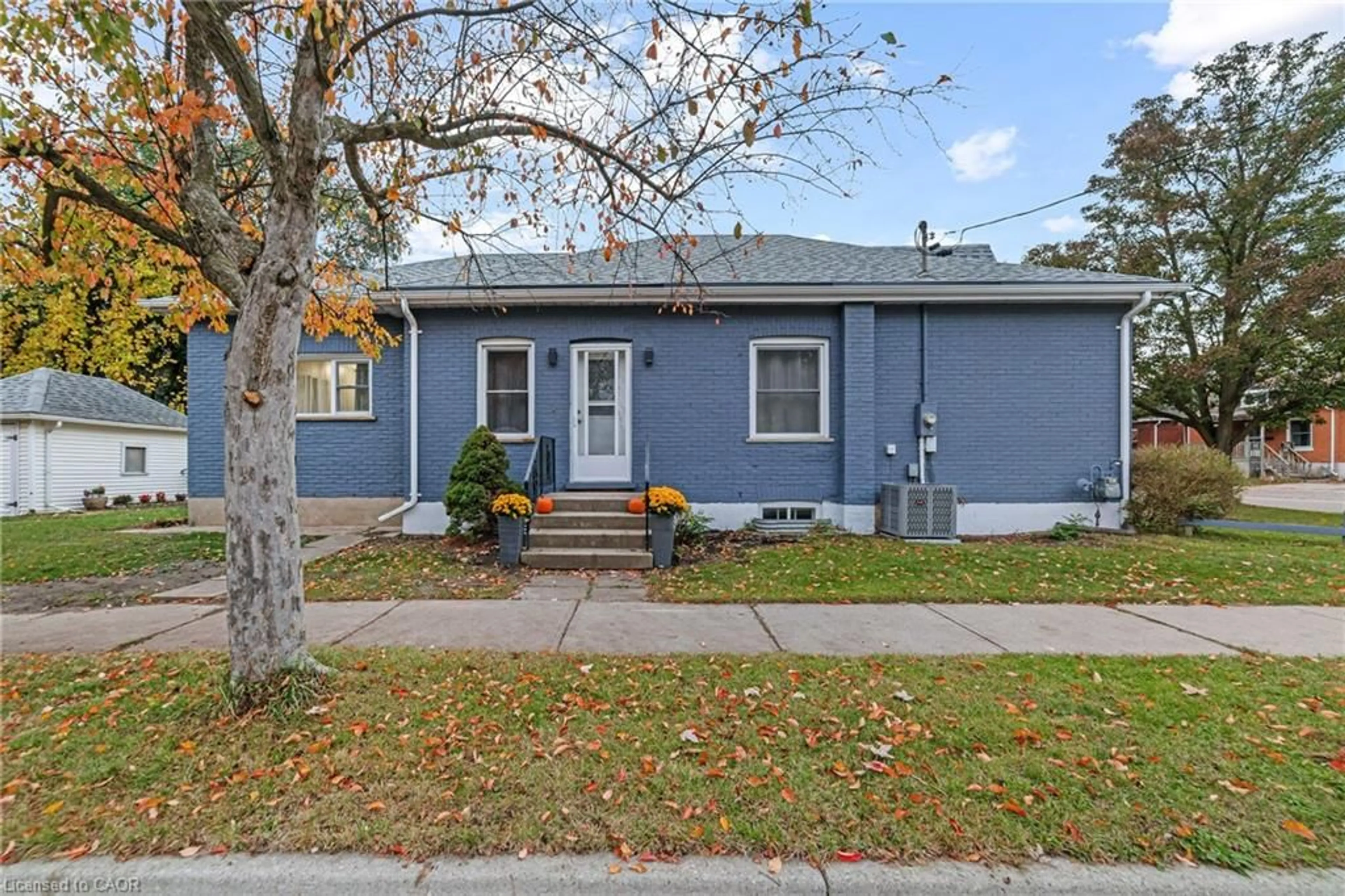 Home with vinyl exterior material, street for 175 Campbell St, Brantford Ontario N3S 5B4