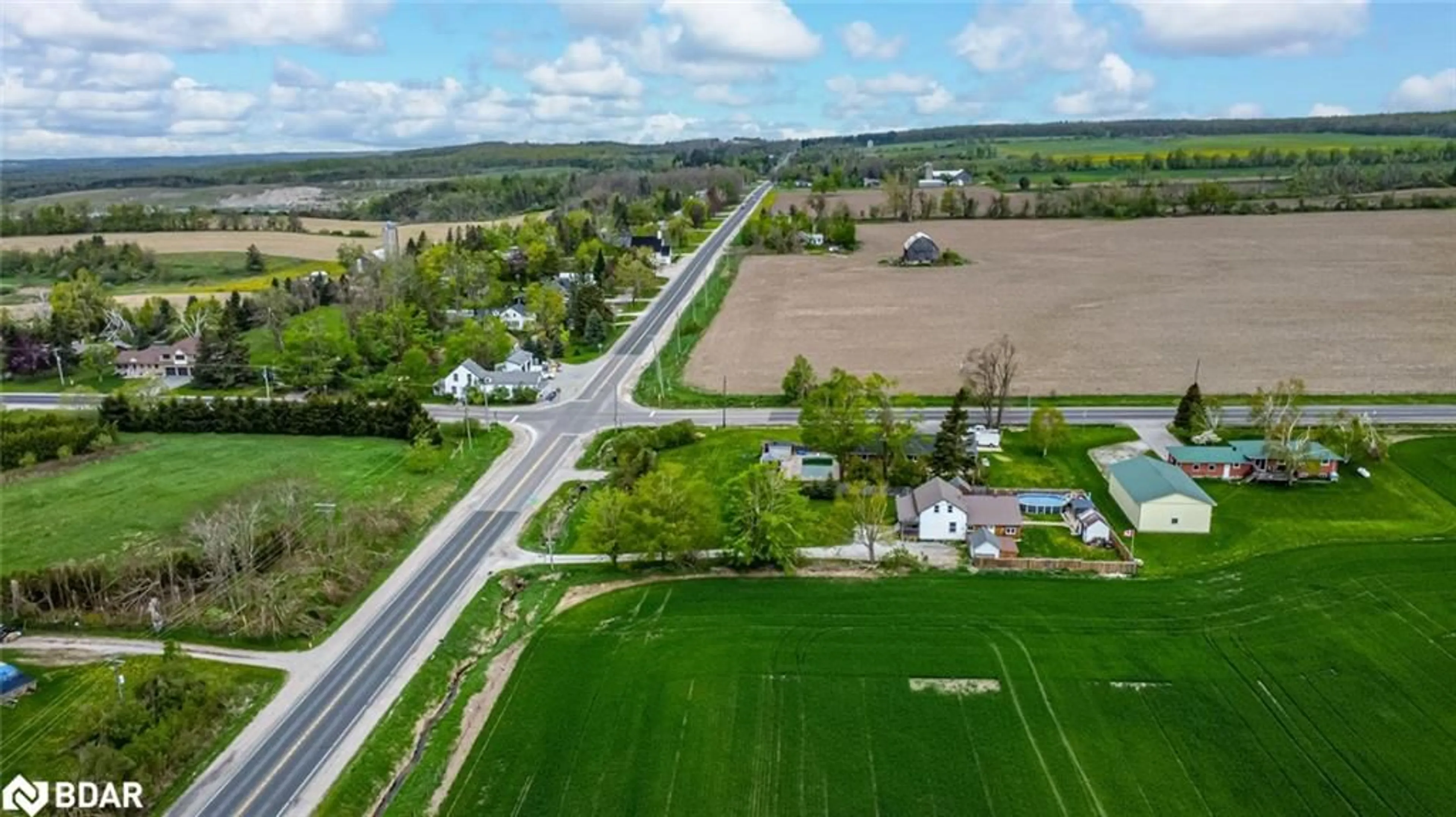 A pic from outside/outdoor area/front of a property/back of a property/a pic from drone, street for 1601 Penetanguishene Rd, Dalston Ontario L4M 4Y8