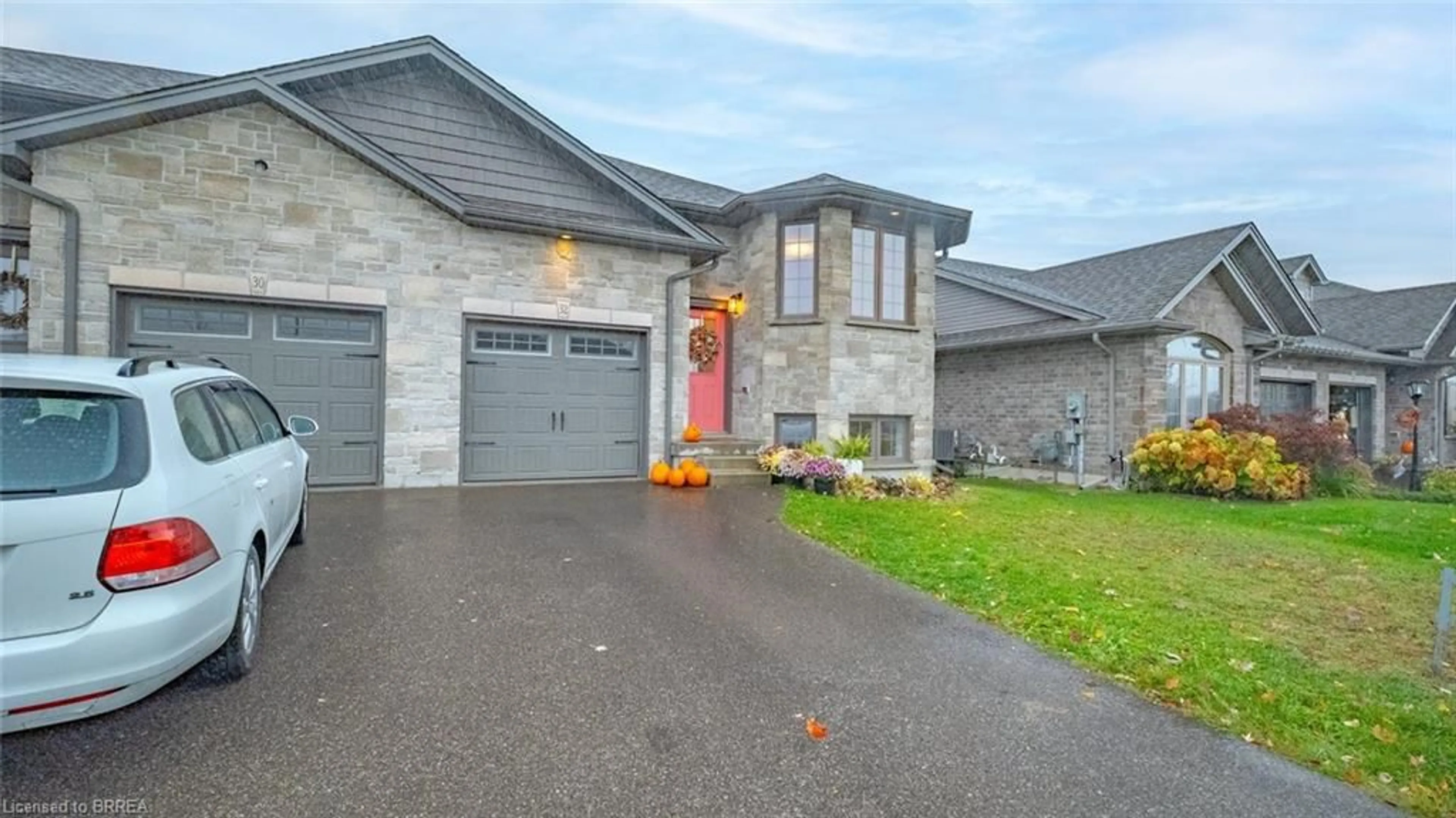 Home with brick exterior material, street for 32 Schuyler St, Paris Ontario N3L 0E5