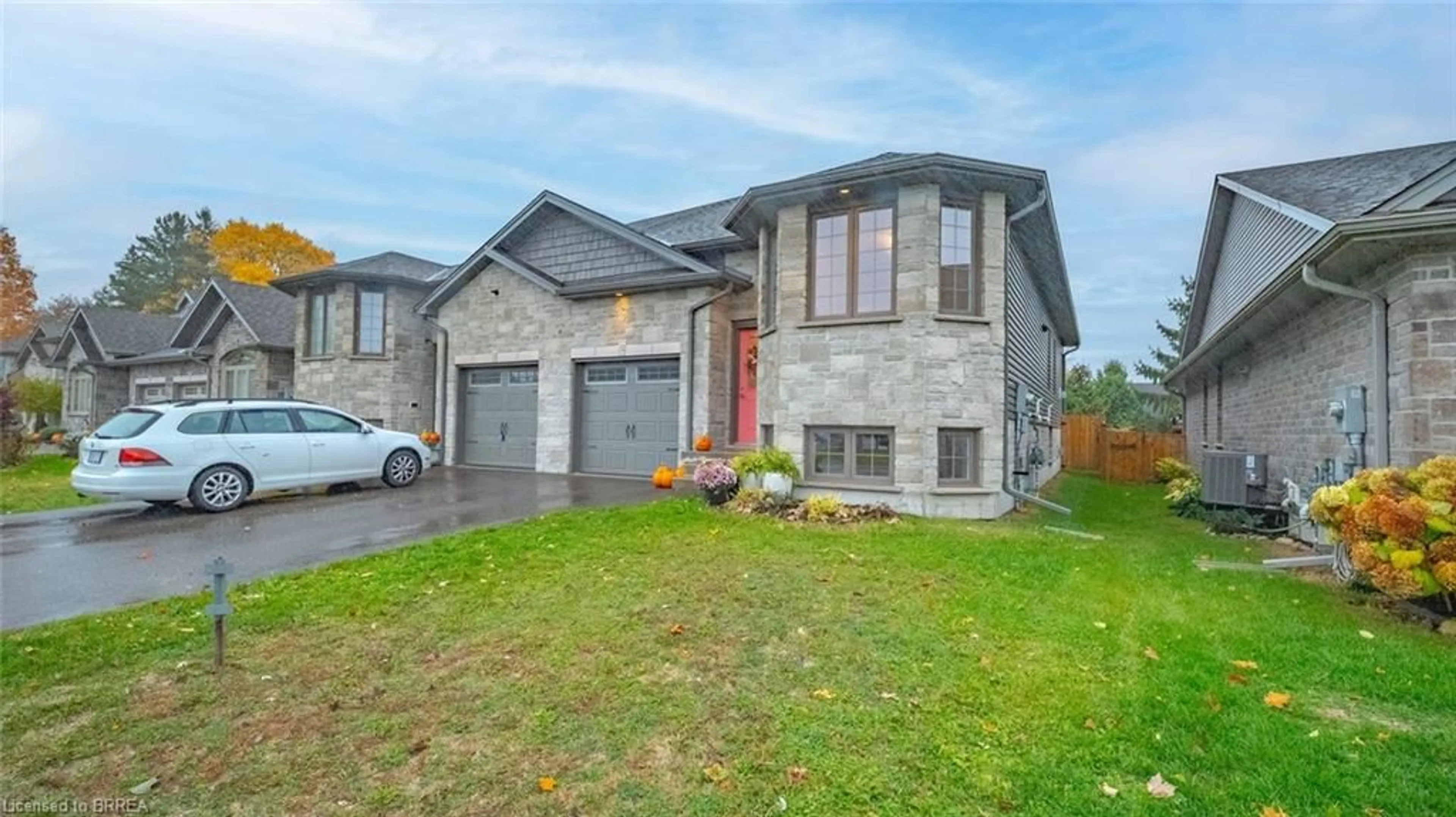 Home with brick exterior material, street for 32 Schuyler St, Paris Ontario N3L 0E5