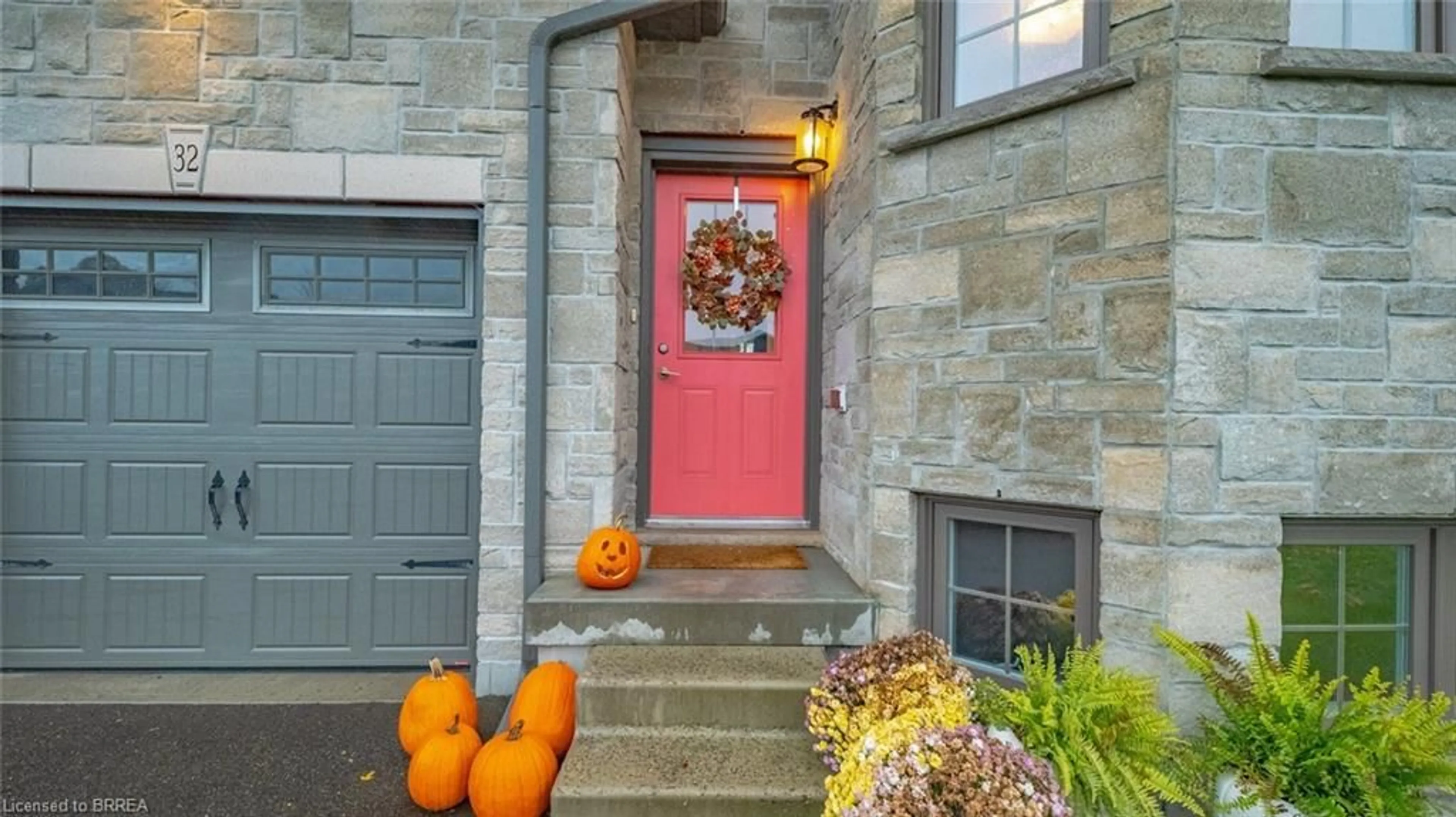 Indoor entryway for 32 Schuyler St, Paris Ontario N3L 0E5