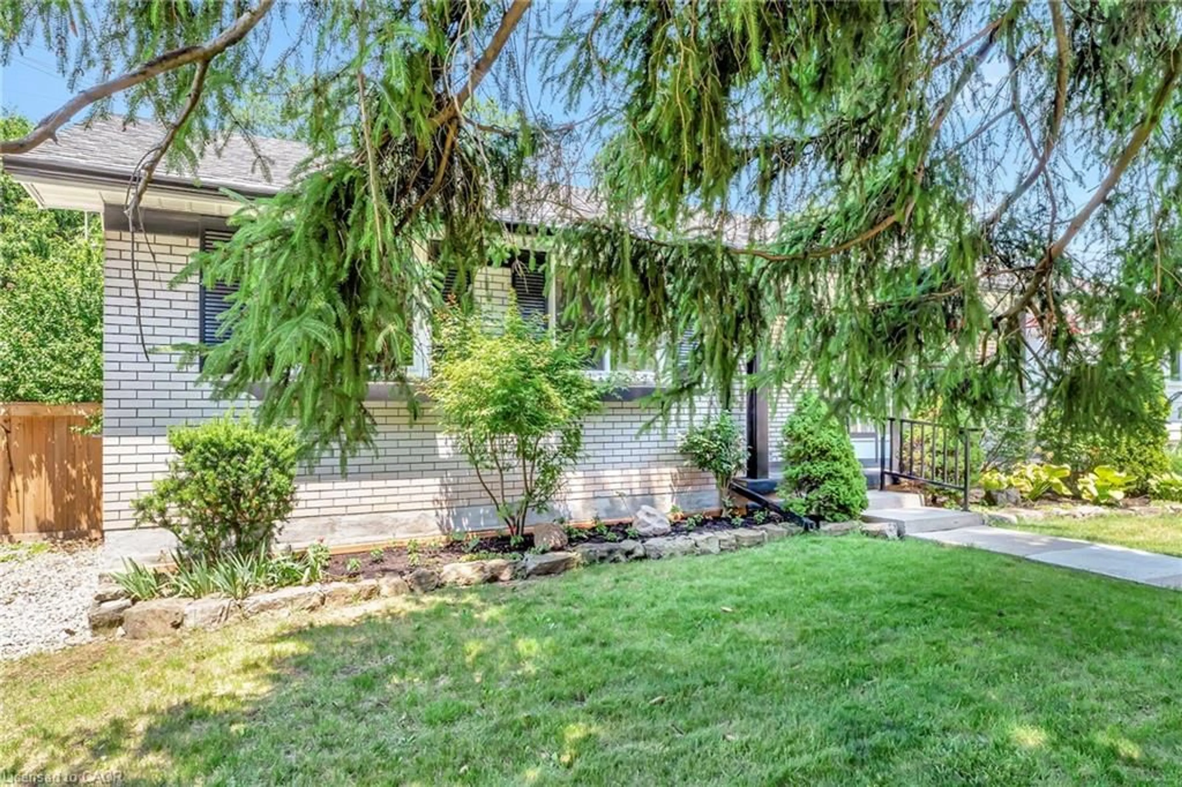 Patio, street for 5227 Mulberry Dr, Burlington Ontario L7L 3P6