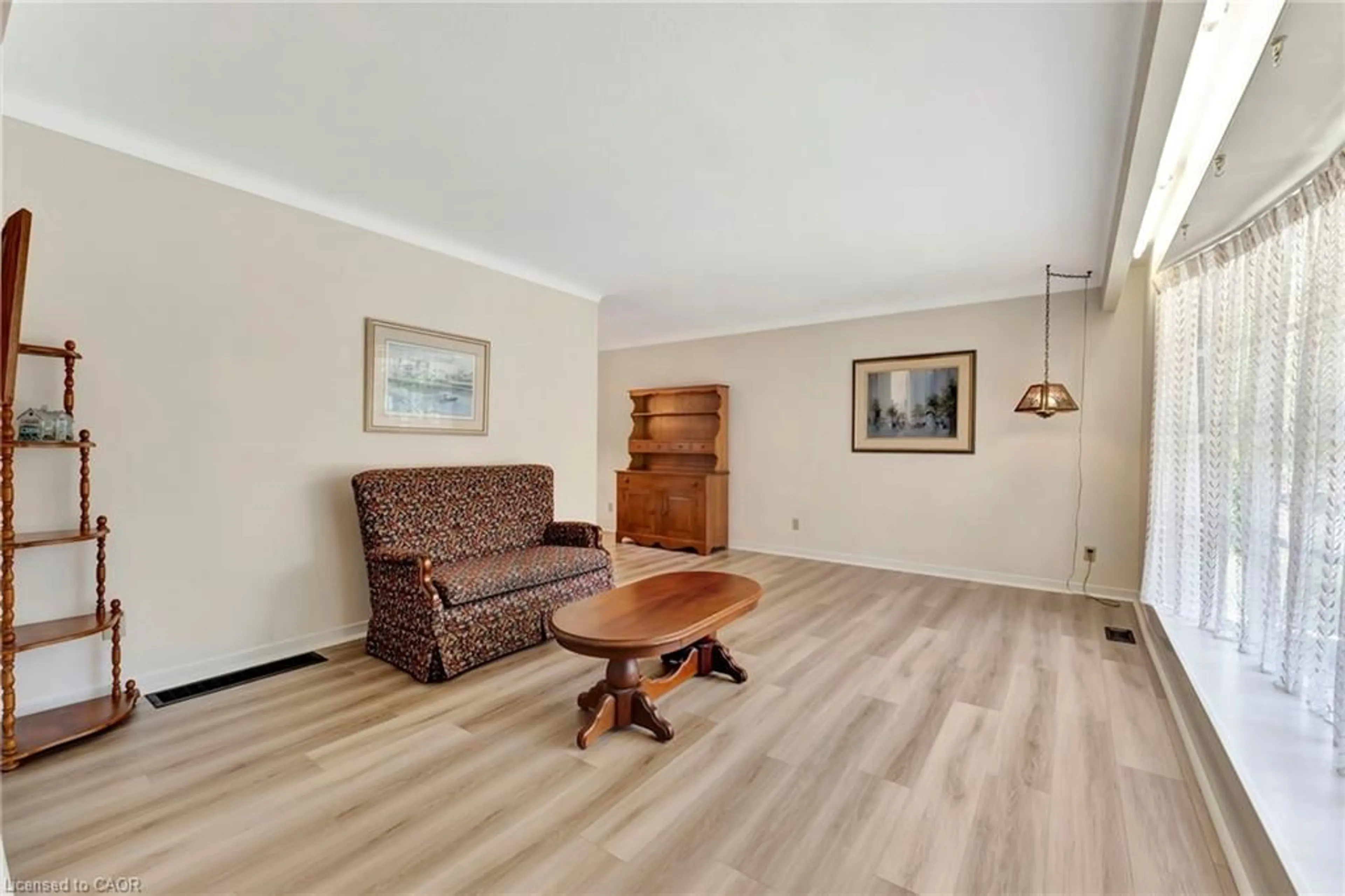 Living room with furniture, wood/laminate floor for 5227 Mulberry Dr, Burlington Ontario L7L 3P6