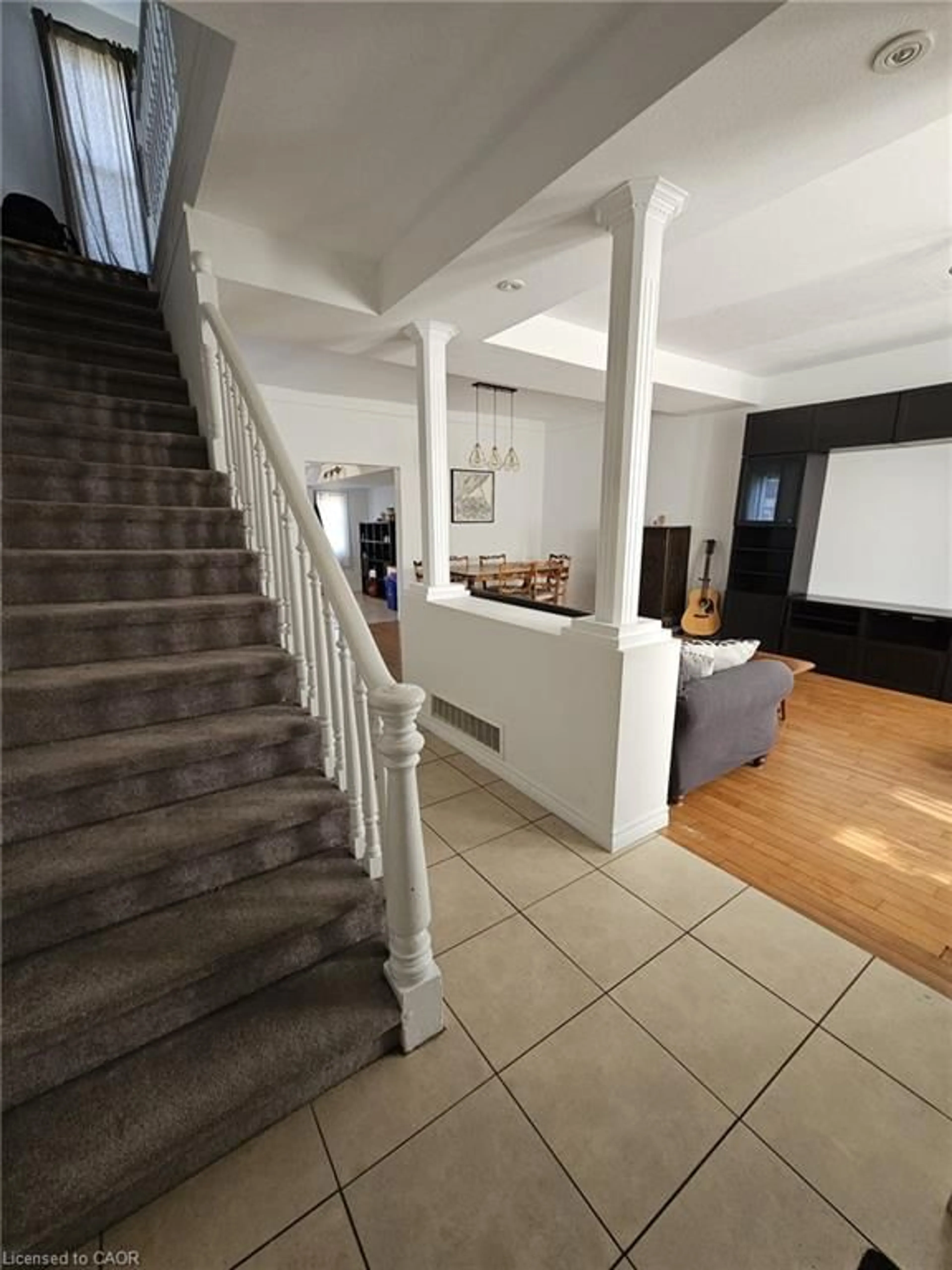 Indoor foyer for 253 Mary St, Hamilton Ontario L8L 4W2