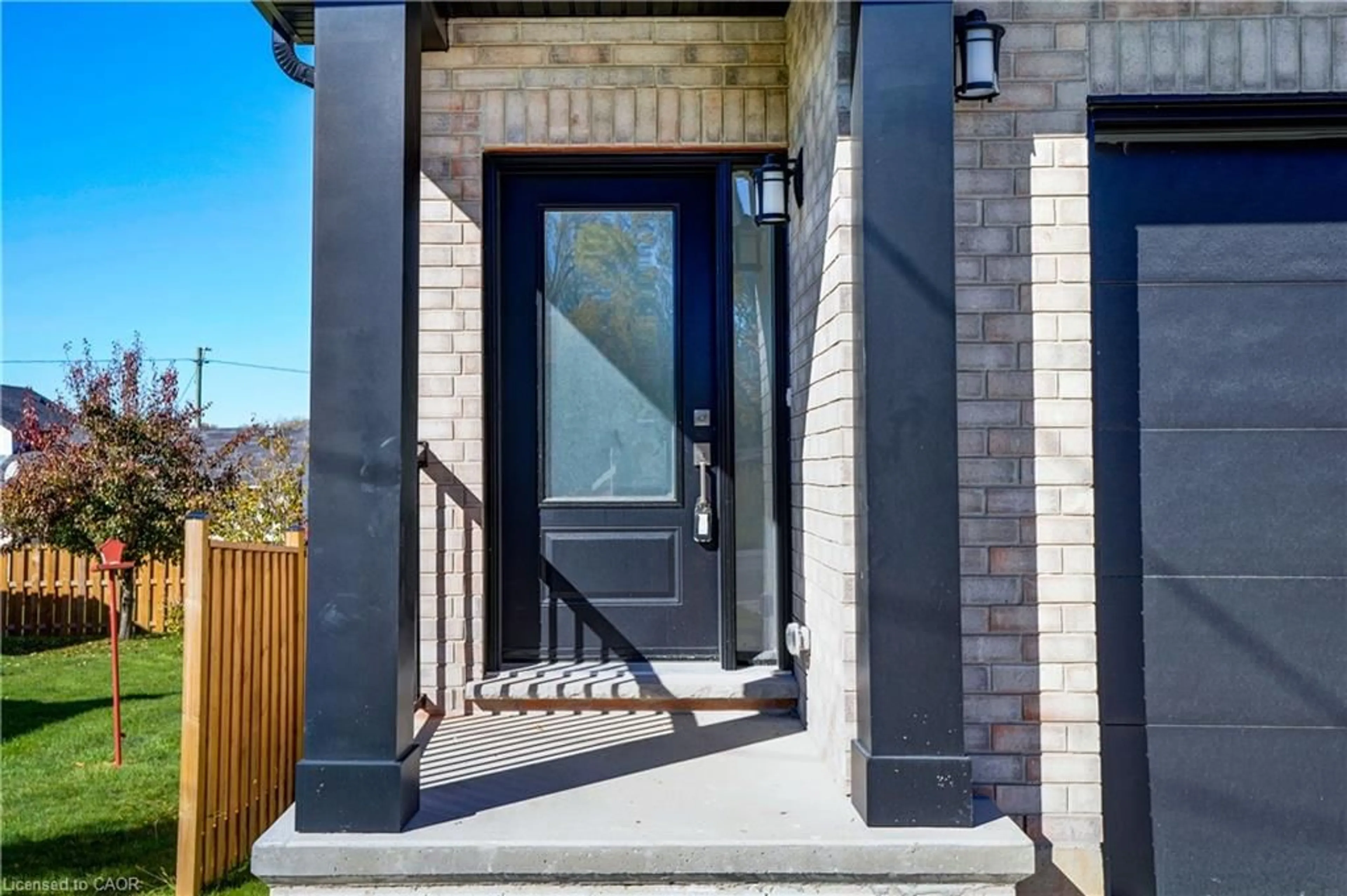 Indoor entryway for 256 King St, Ingersoll Ontario N5C 2K7