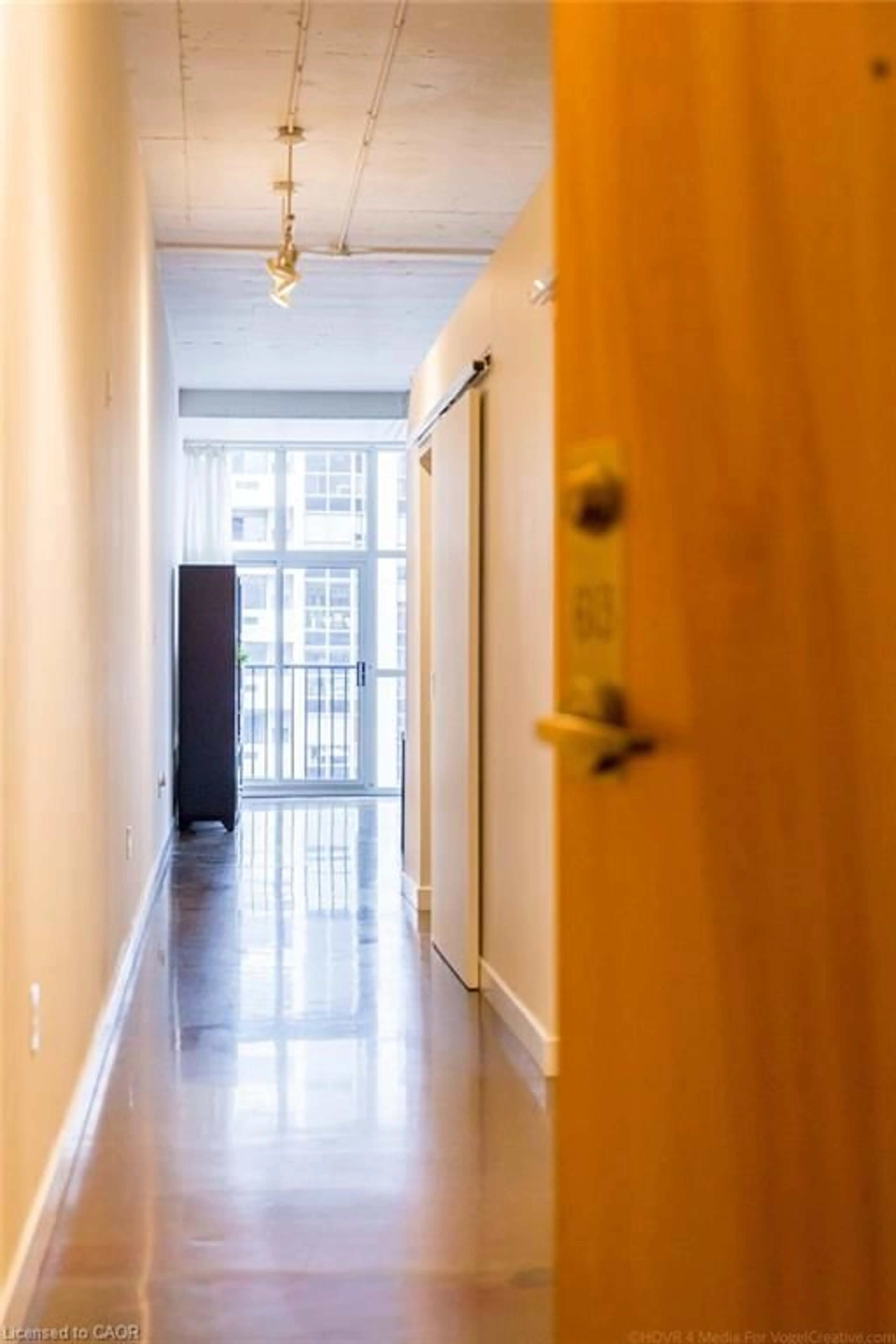 Indoor foyer for 66 Bay St #613, Hamilton Ontario L8P 4Z6