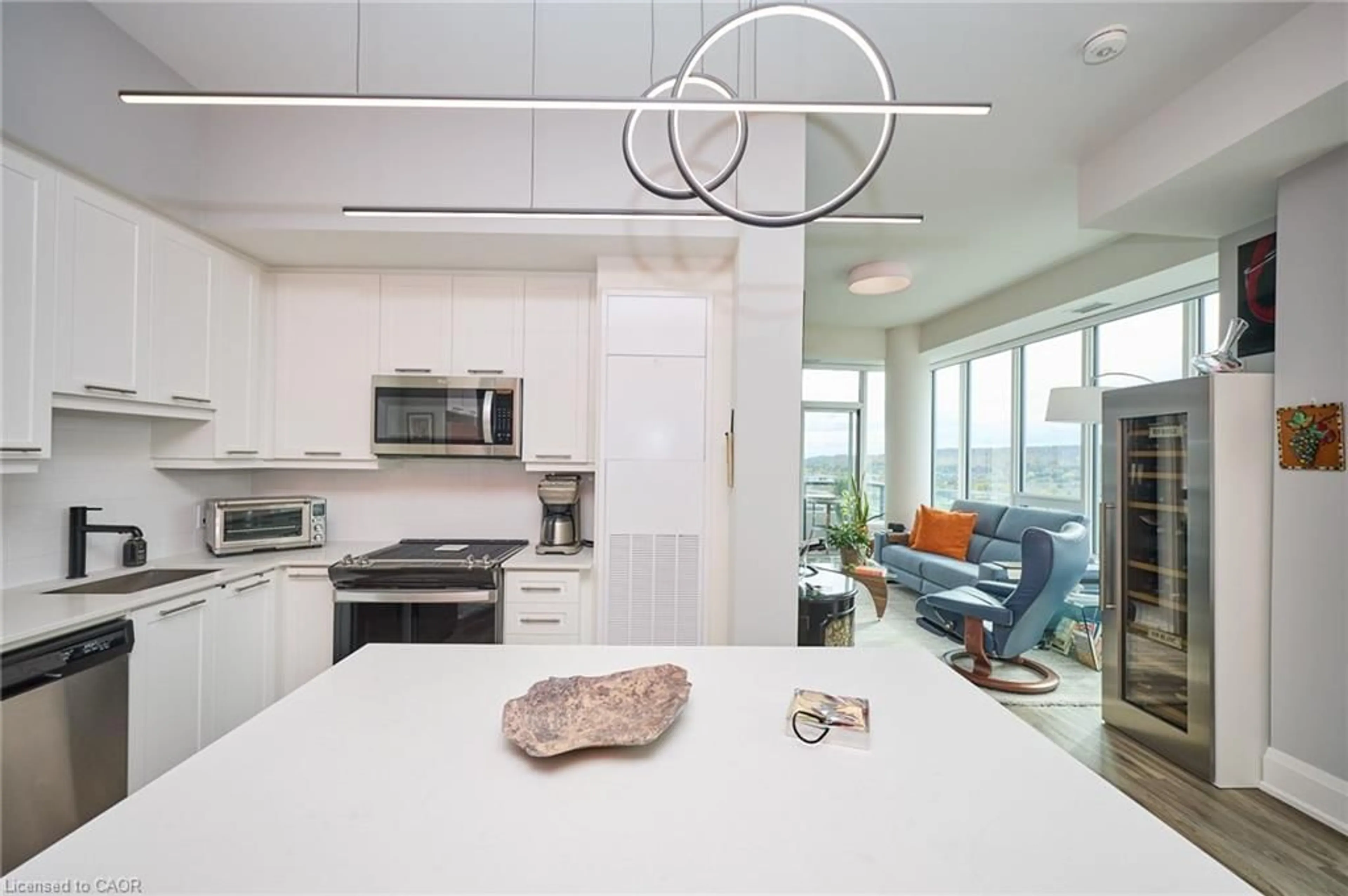 Open concept kitchen, ceramic/tile floor for 385 Winston Rd #1807, Grimsby Ontario L3M 4E8