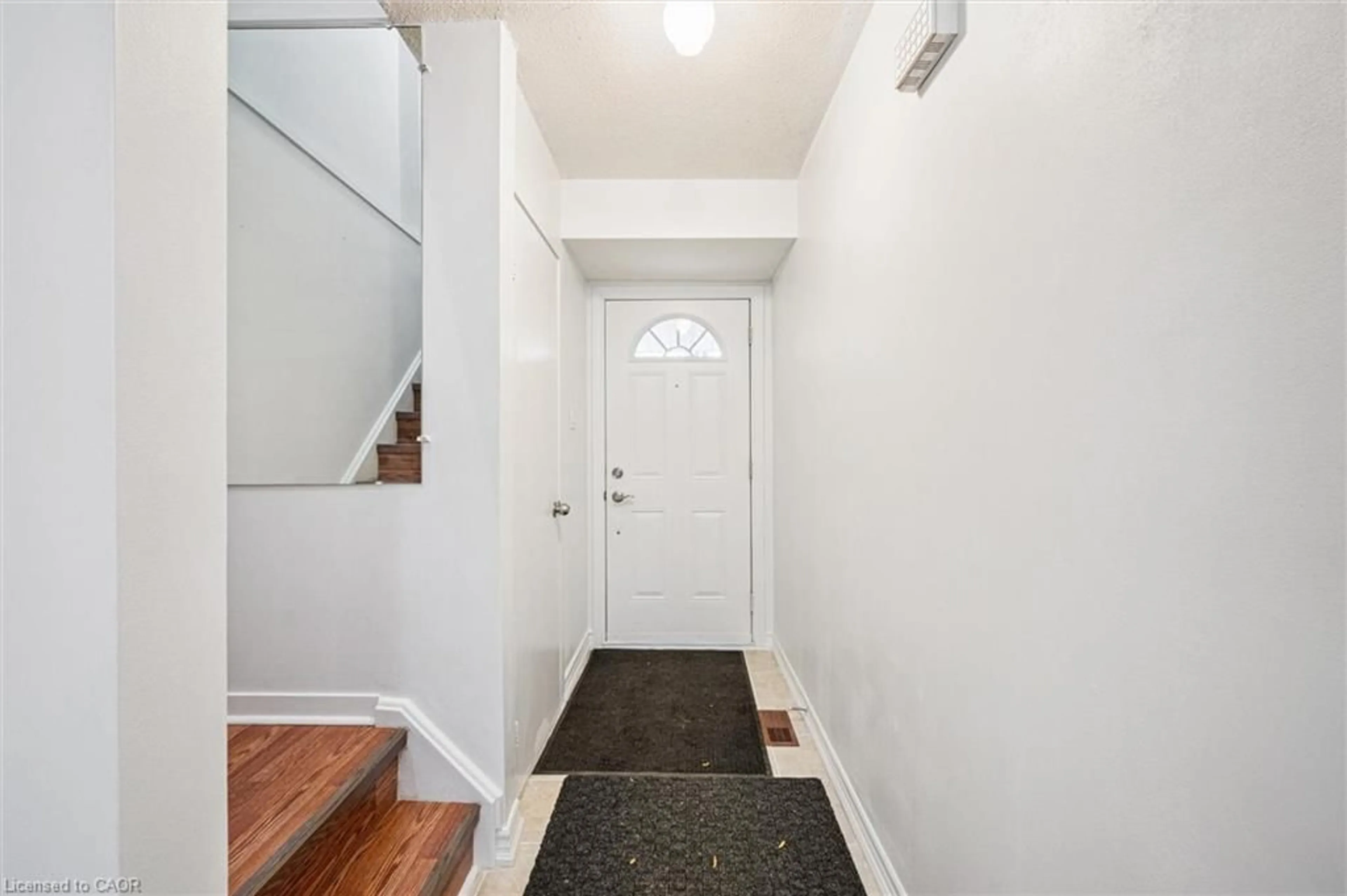 Indoor entryway for 301 Bluevale St #E, Waterloo Ontario N2J 4H6