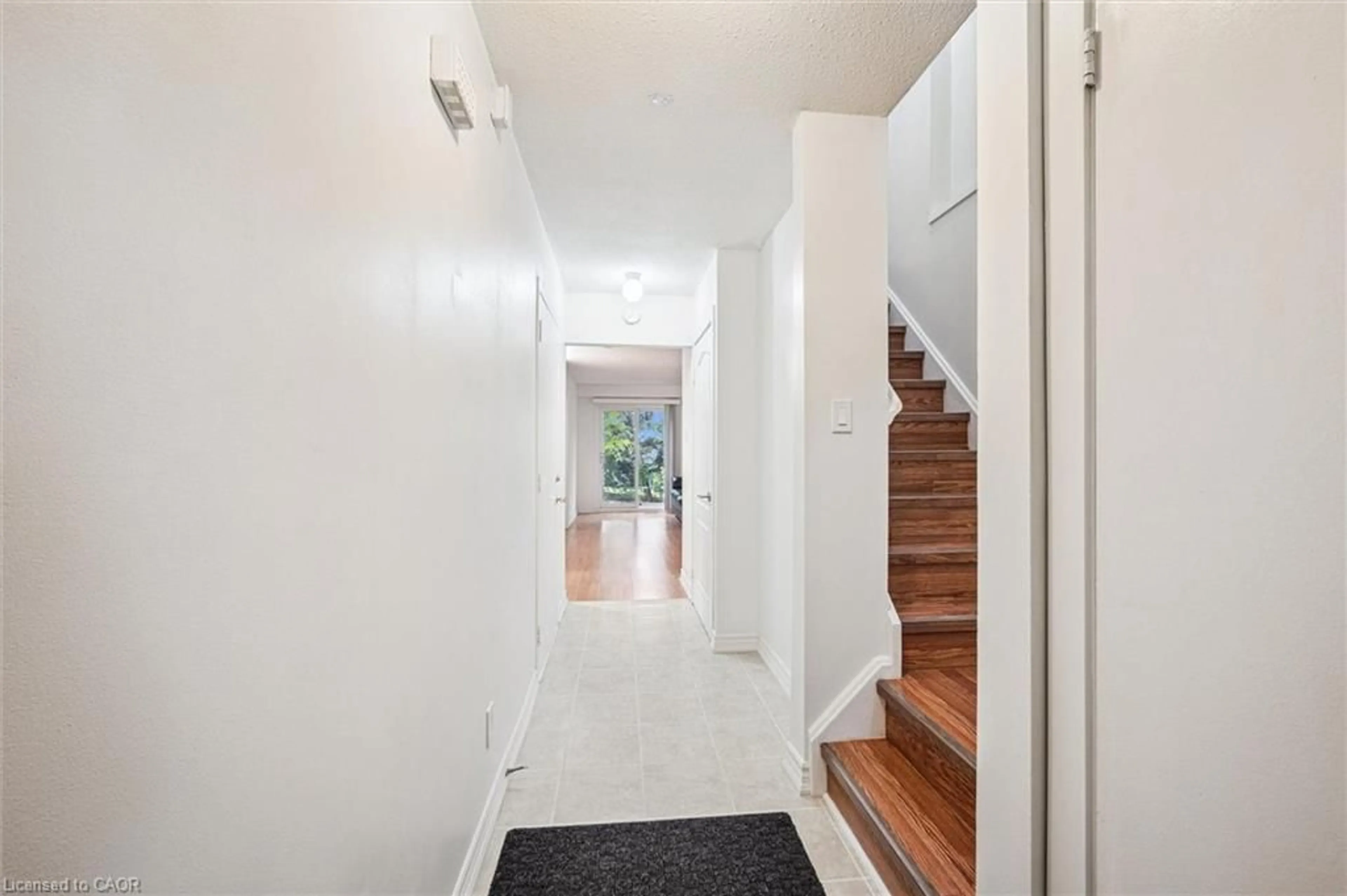 Indoor foyer for 301 Bluevale St #E, Waterloo Ontario N2J 4H6