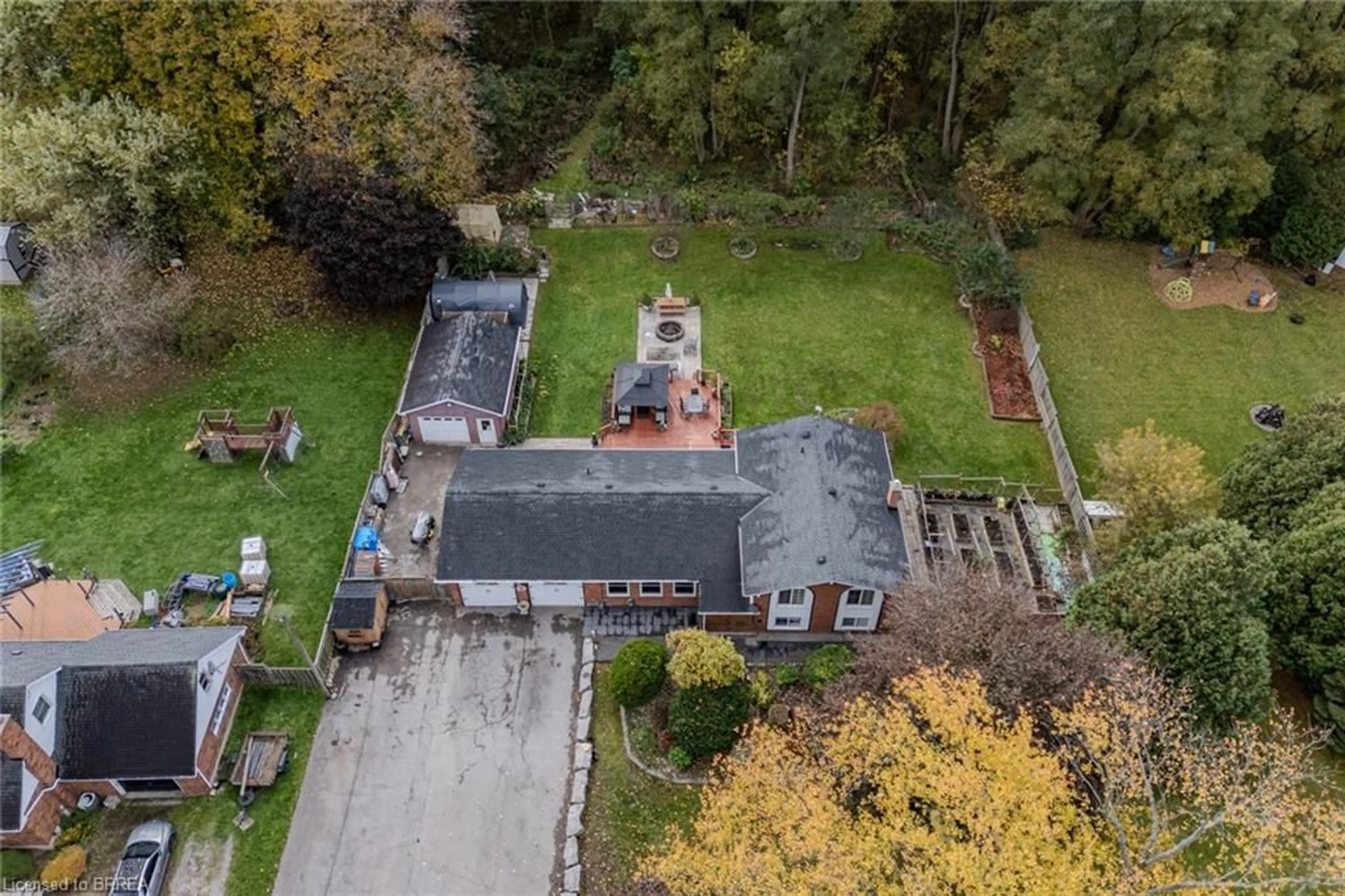A pic from outside/outdoor area/front of a property/back of a property/a pic from drone, street for 2104 Governors Rd, Hamilton Ontario L0R 1J0