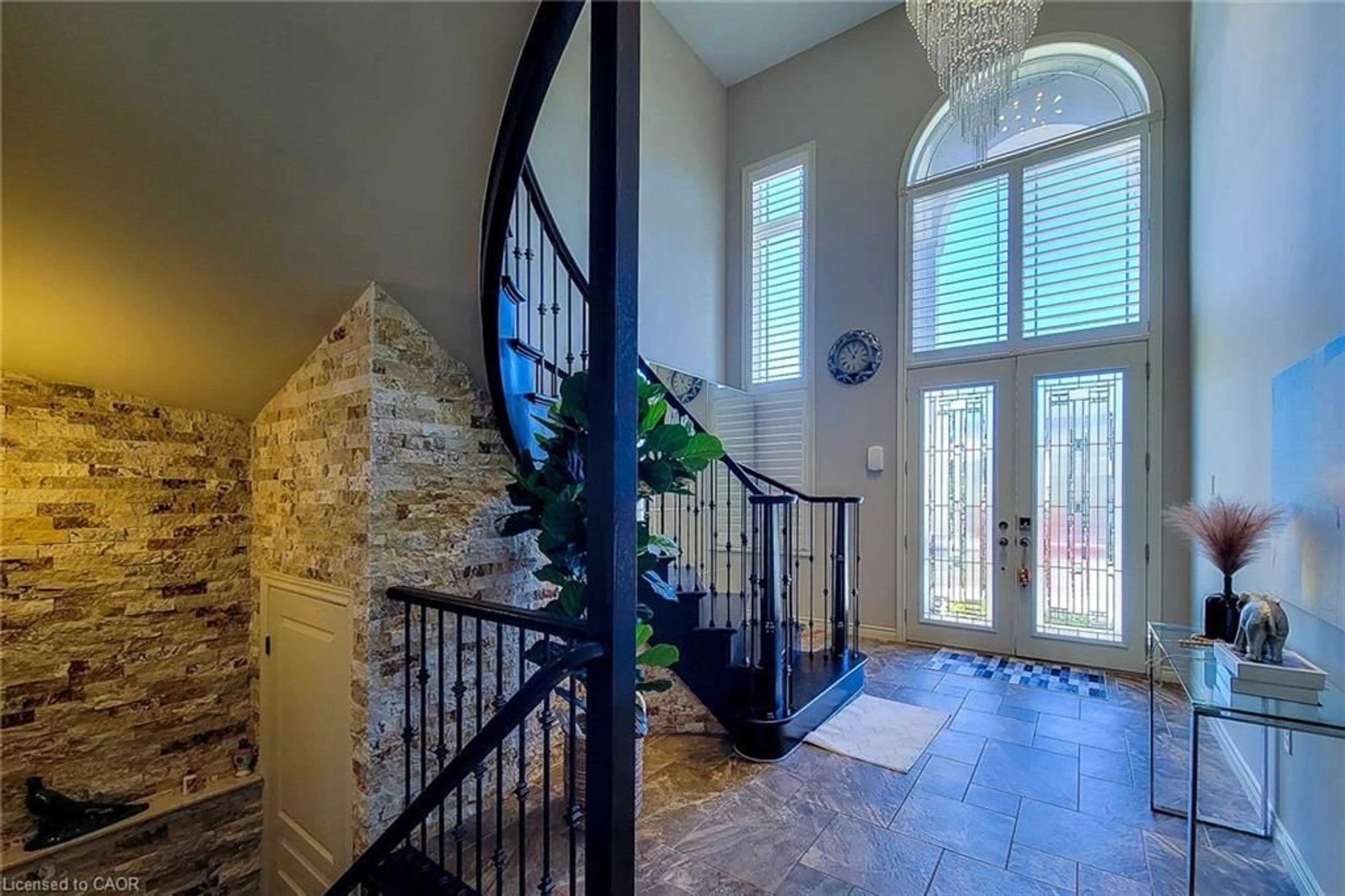 Indoor foyer for 158 Chambers Dr, Ancaster Ontario L9K 0J1