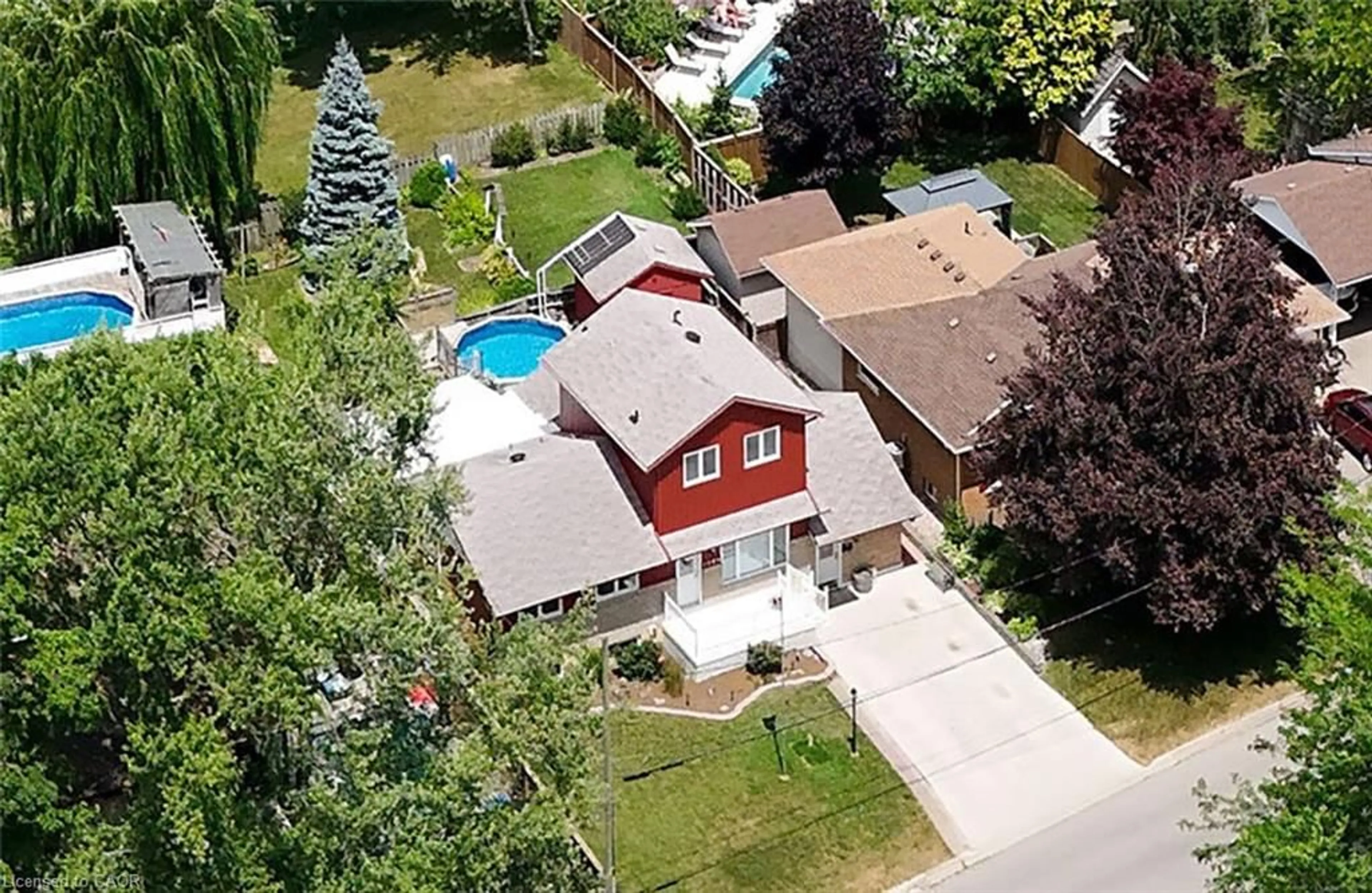 A pic from outside/outdoor area/front of a property/back of a property/a pic from drone, street for 4889 Cherrywood Dr, Beamsville Ontario L3J 0L5
