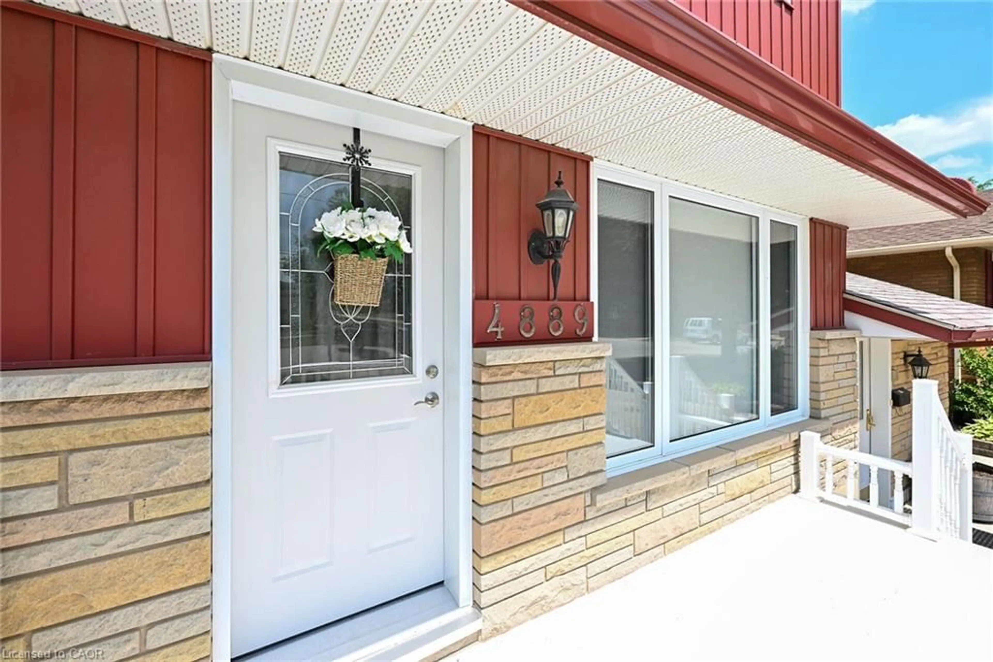 Indoor entryway for 4889 Cherrywood Dr, Beamsville Ontario L3J 0L5