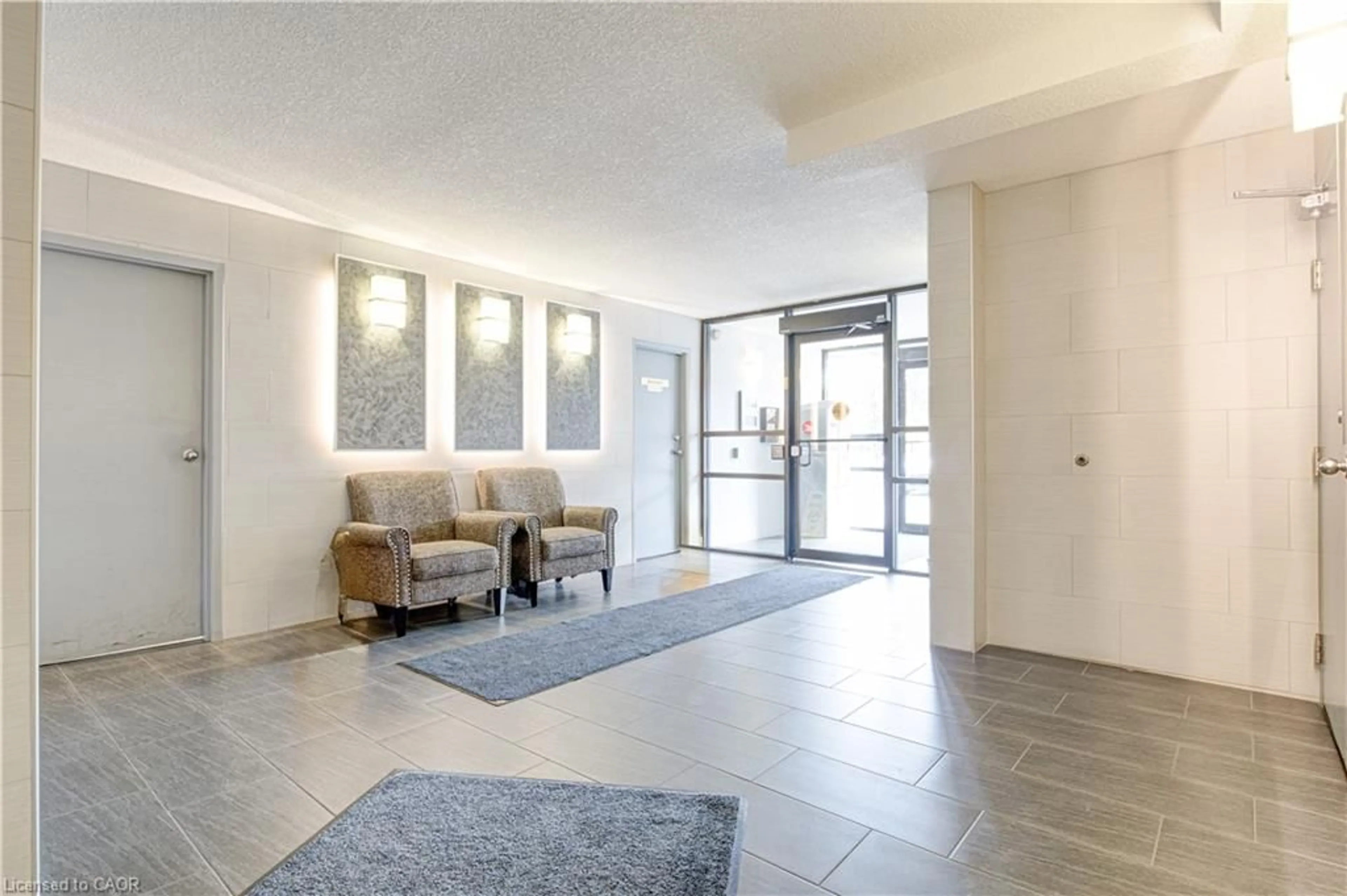 Indoor foyer for 18 Holborn Crt #104, Kitchener Ontario N2A 4A1
