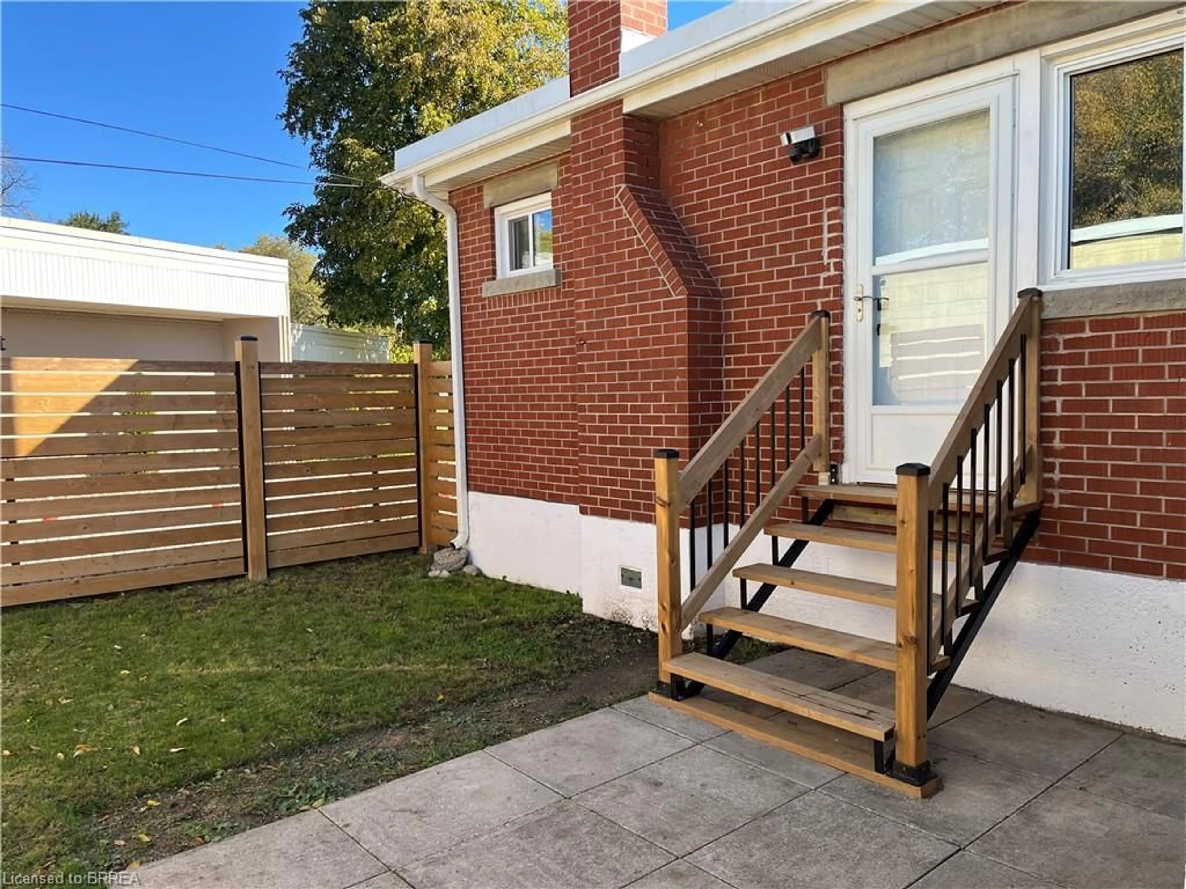 Patio, street for 71 Sherwood Dr, Brantford Ontario N3T 1N3