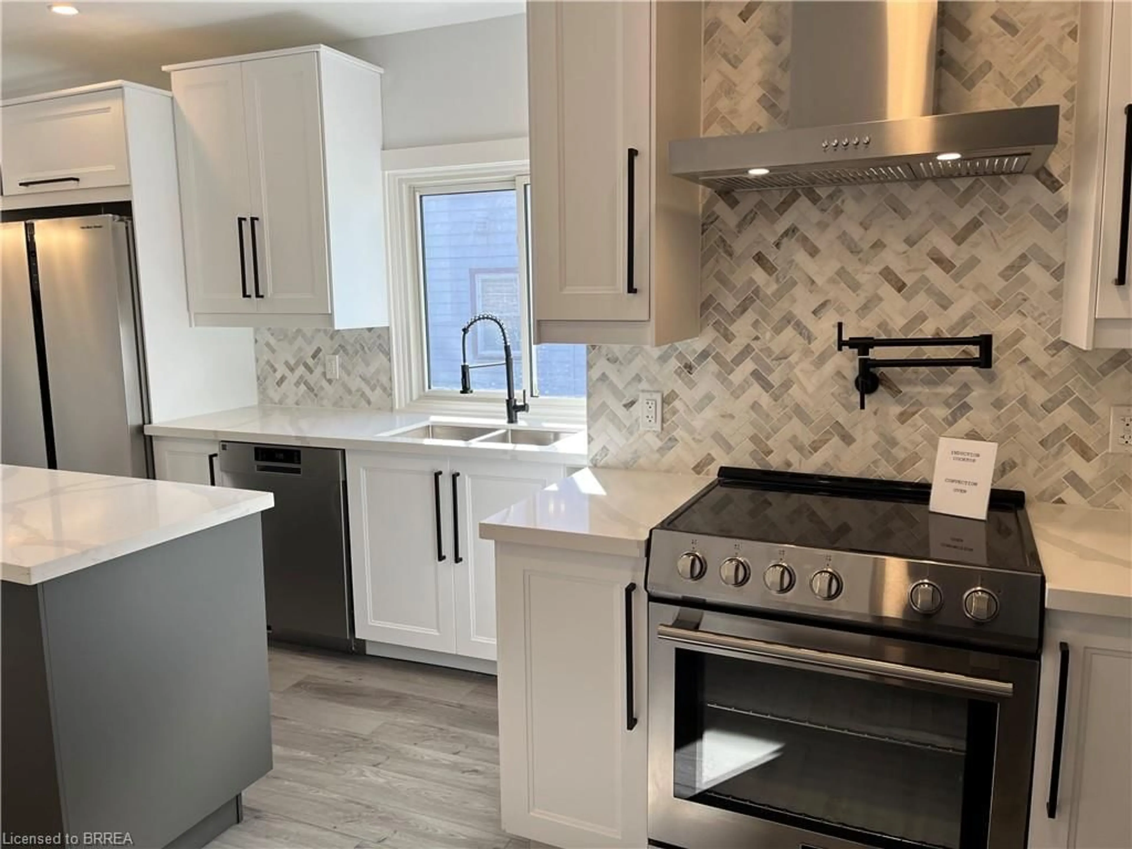 Open concept kitchen, ceramic/tile floor for 71 Sherwood Dr, Brantford Ontario N3T 1N3
