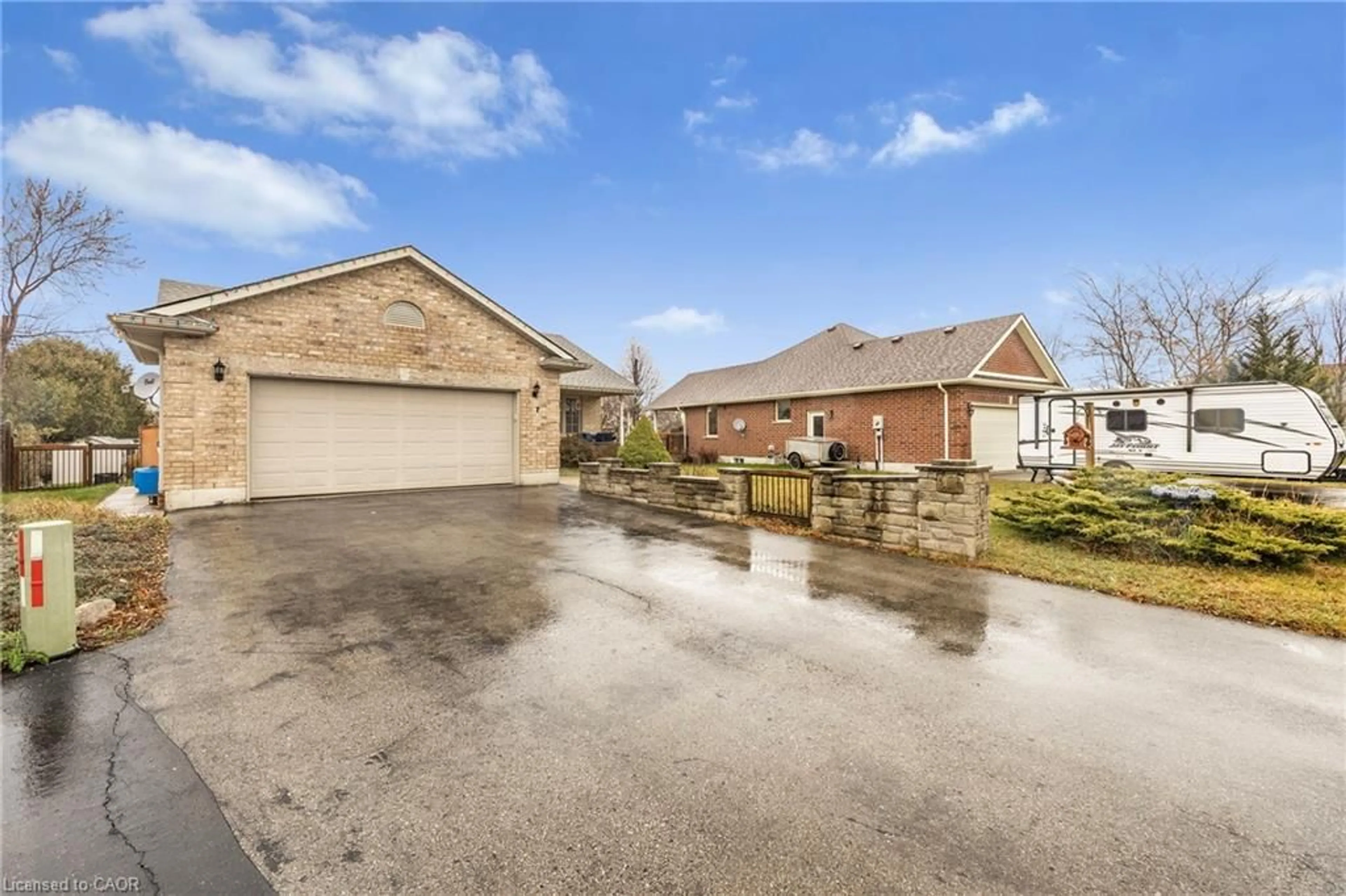 A pic from outside/outdoor area/front of a property/back of a property/a pic from drone, street for 7 Fairfield Crt, Delhi Ontario N4B 0A1