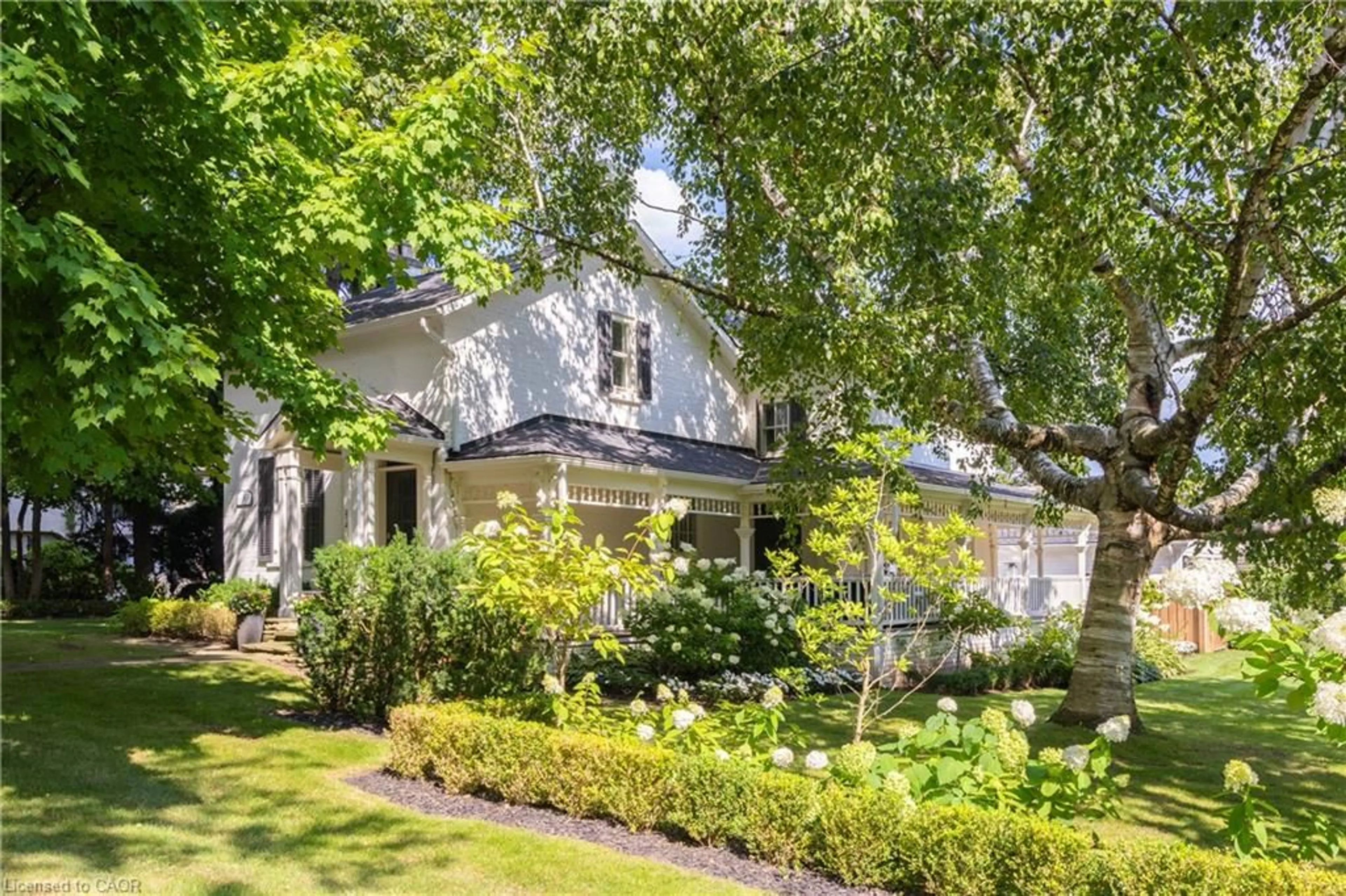 A pic from outside/outdoor area/front of a property/back of a property/a pic from drone, street for 212 King St, Oakville Ontario L6J 1B5