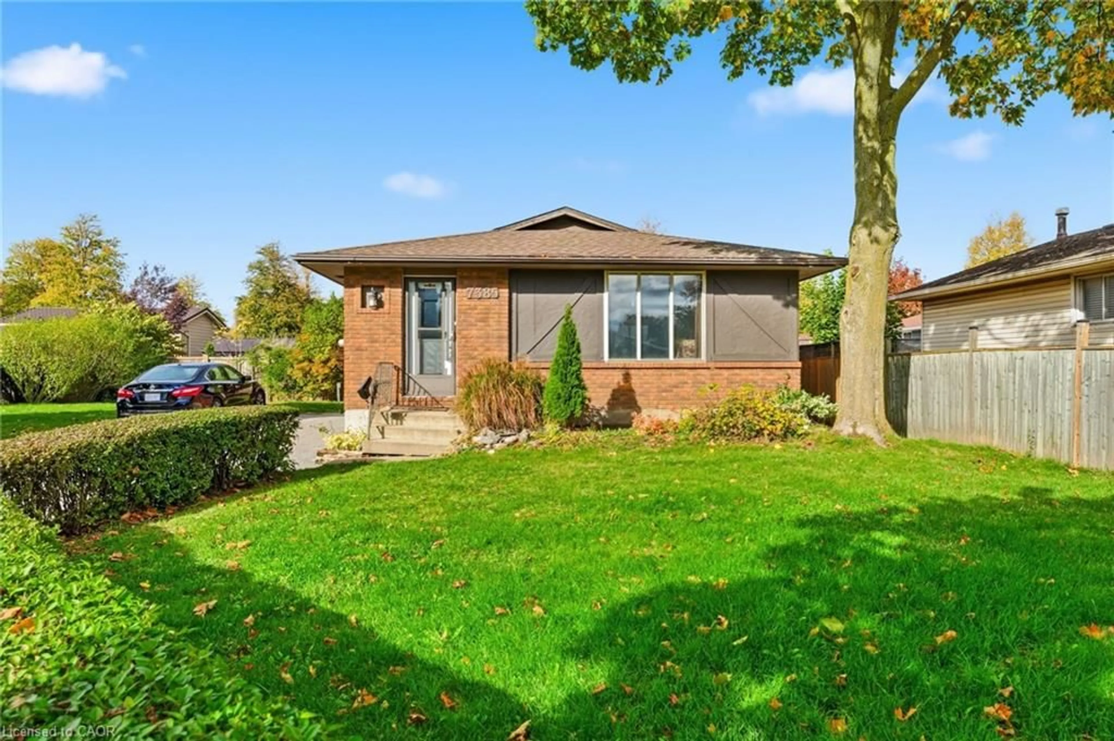 Home with brick exterior material, street for 7385 North Dorset Pl, Niagara Falls Ontario L2J 3T3