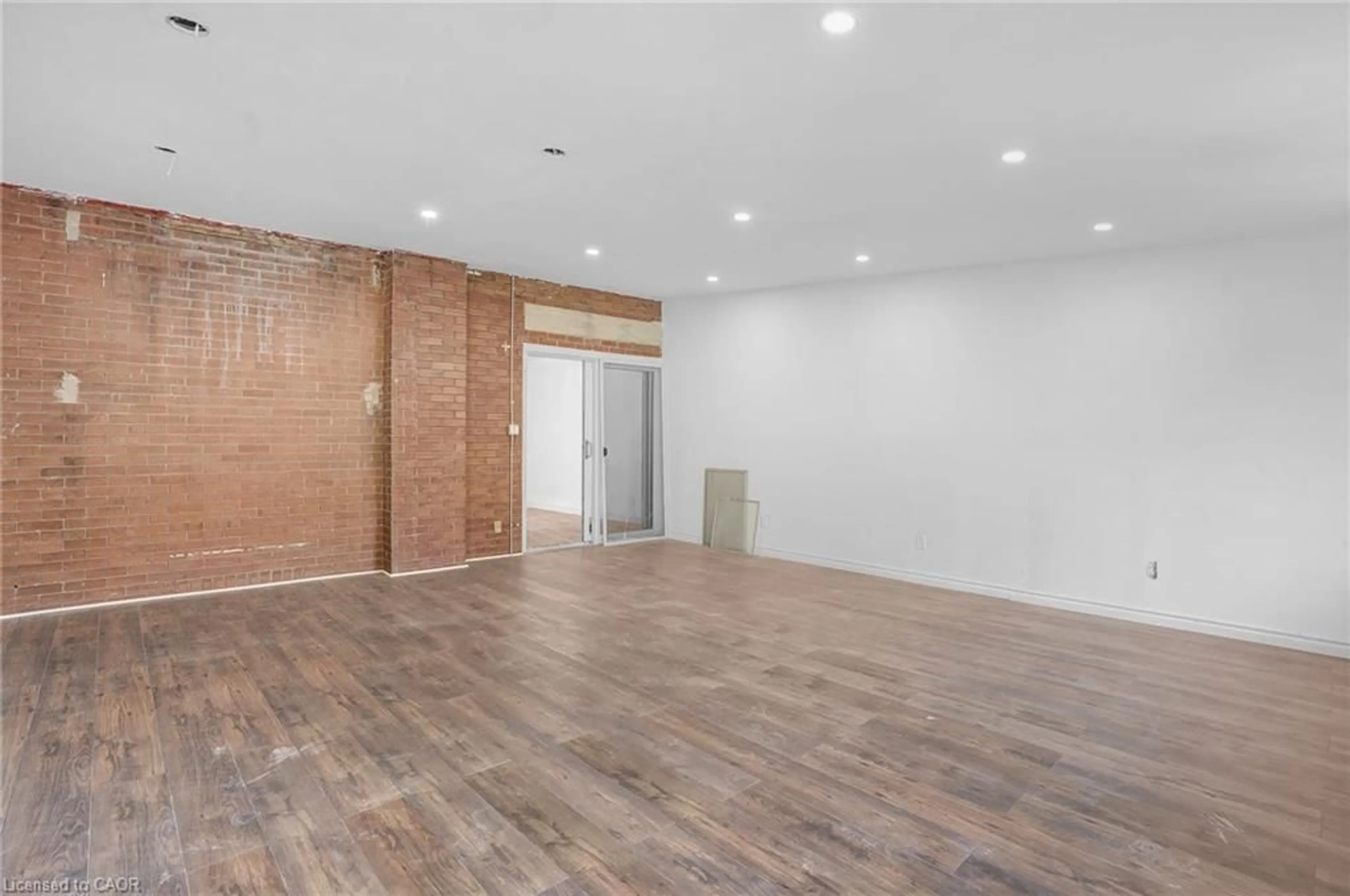 Indoor foyer for 135 Madison Ave, Kitchener Ontario N2G 3M4