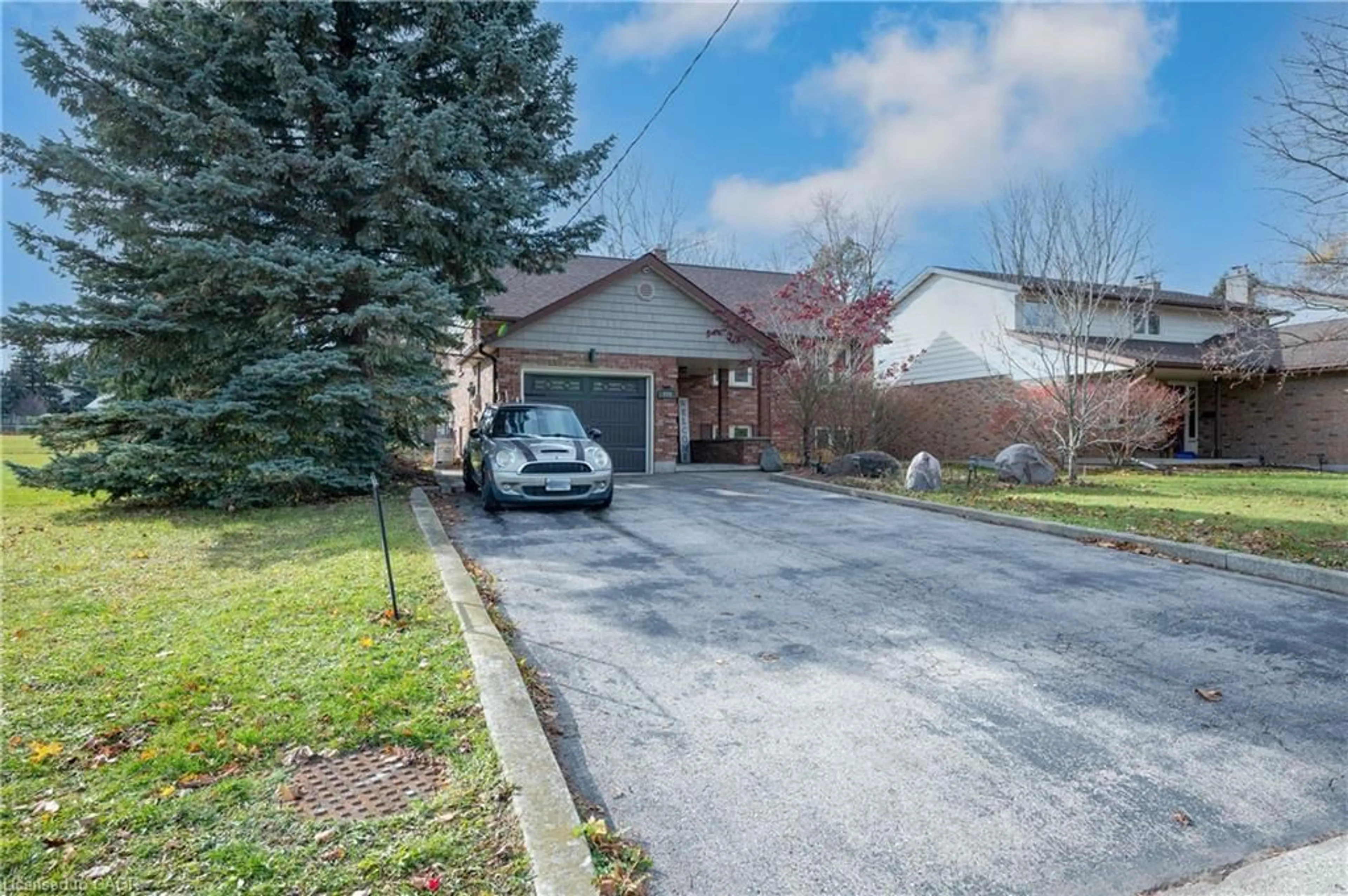 A pic from outside/outdoor area/front of a property/back of a property/a pic from drone, street for 449 Anndale Rd, Waterloo Ontario N2K 2E3