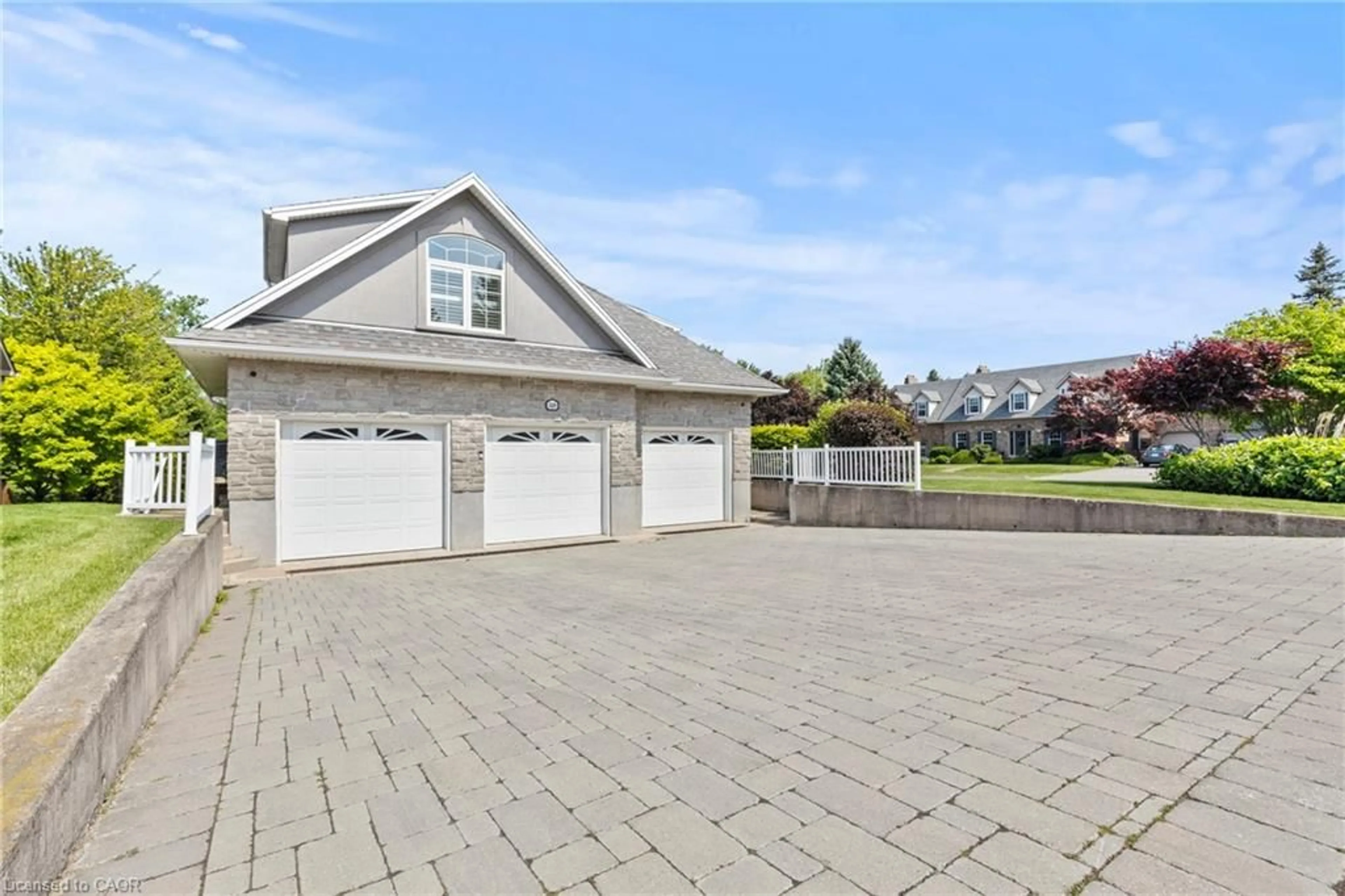 Indoor garage for 3689 Cardinal Dr, Niagara Falls Ontario L2H 2Y1