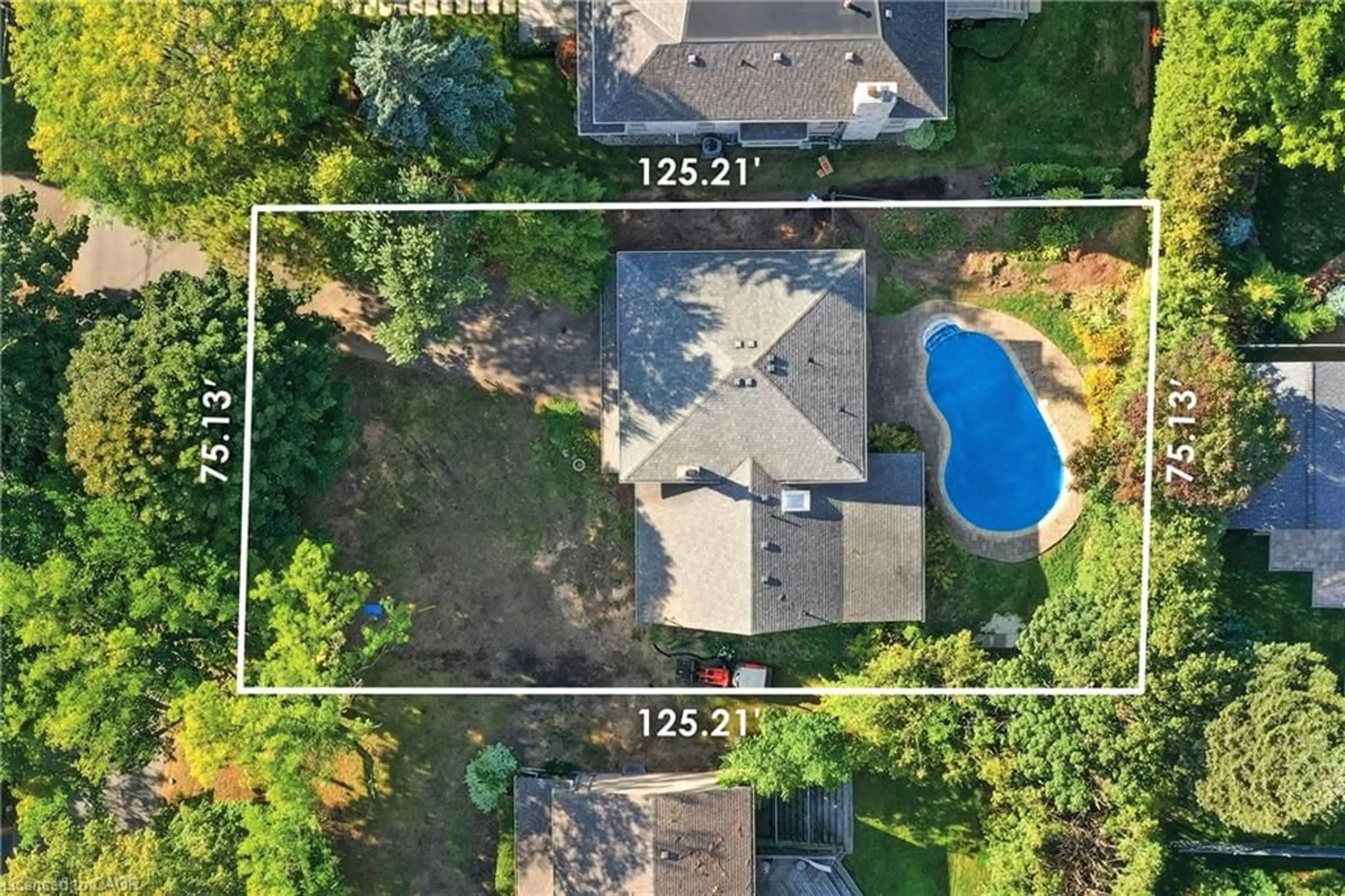 A pic from outside/outdoor area/front of a property/back of a property/a pic from drone, unknown for 111 Gloucester Ave, Oakville Ontario L6J 3W3