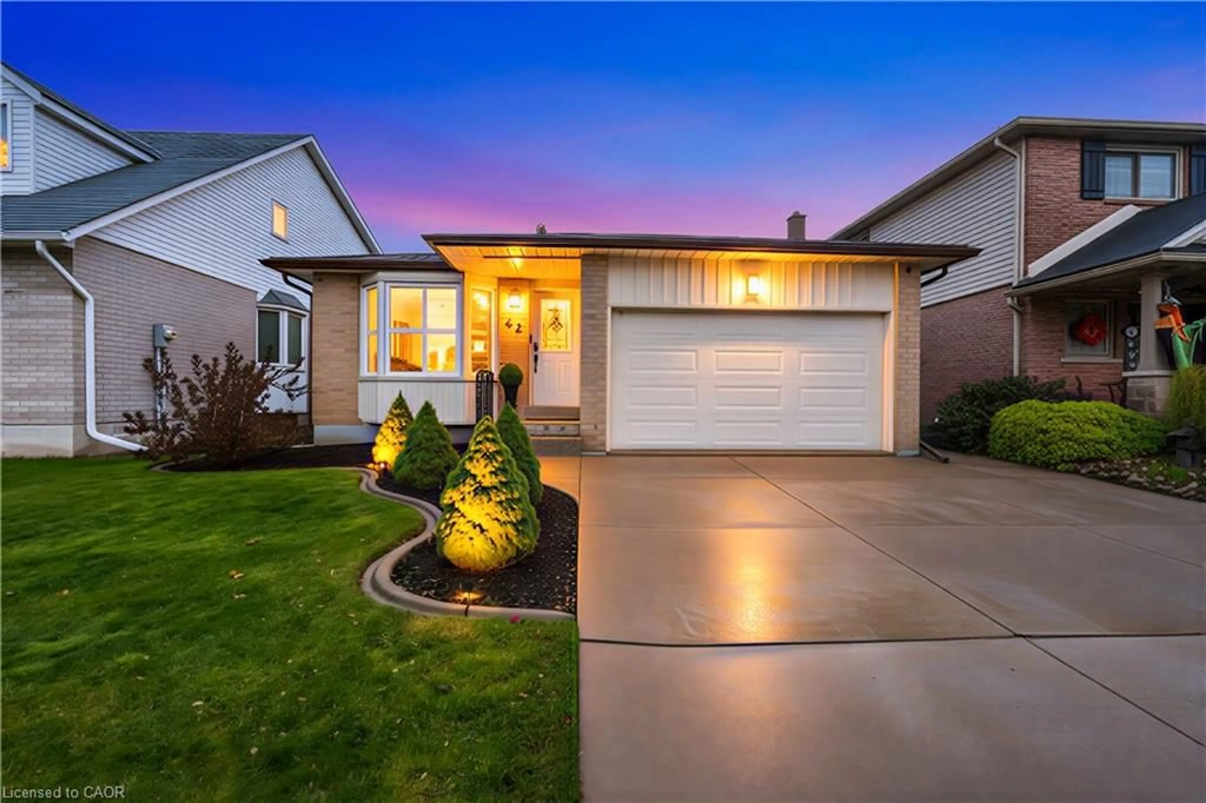 Home with vinyl exterior material, street for 42 Sutton Crt, Stoney Creek Ontario L8J 2E2