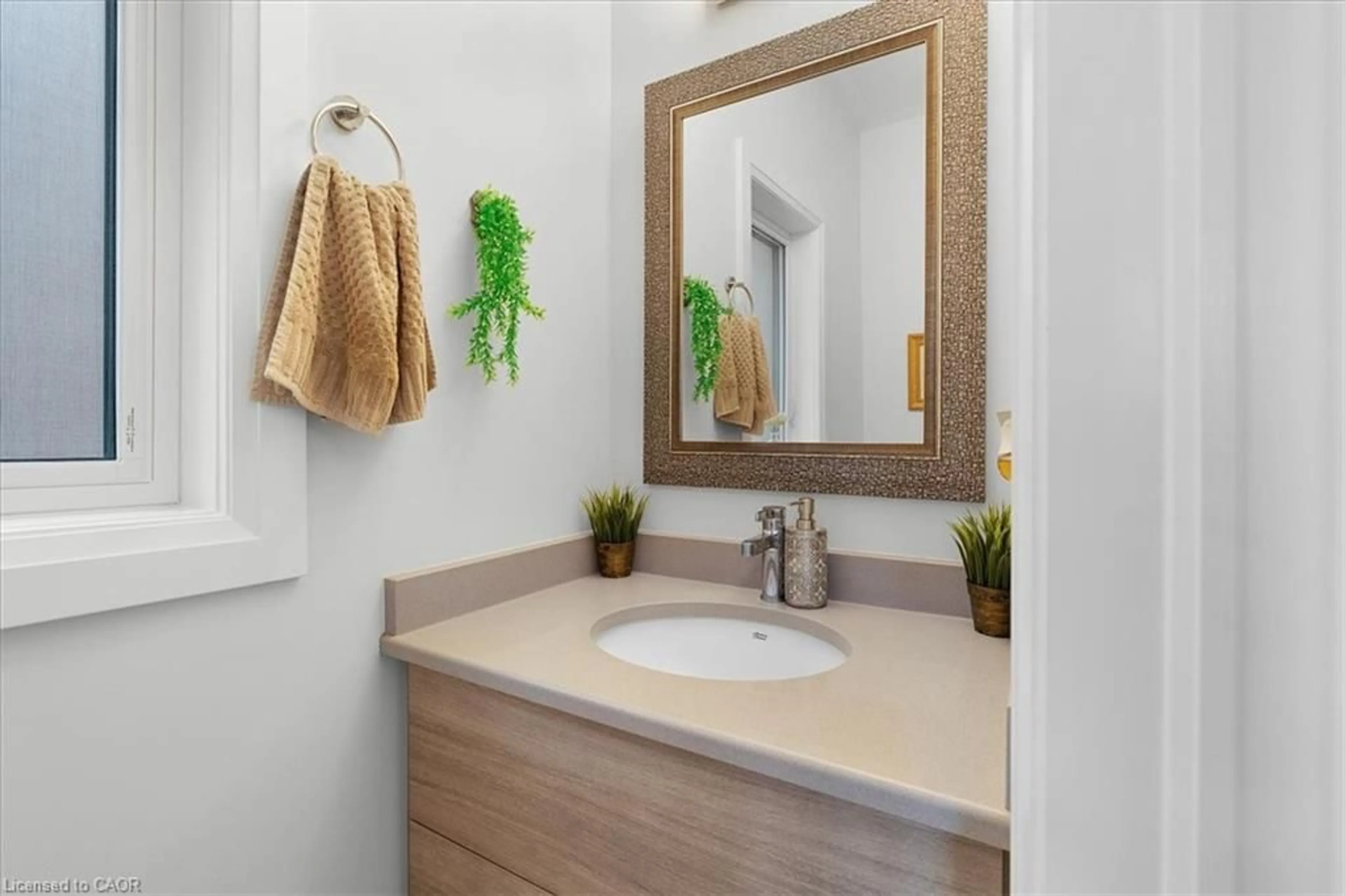 Standard bathroom, ceramic/tile floor for 657 Benninger Dr, Kitchener Ontario N2E 0J2