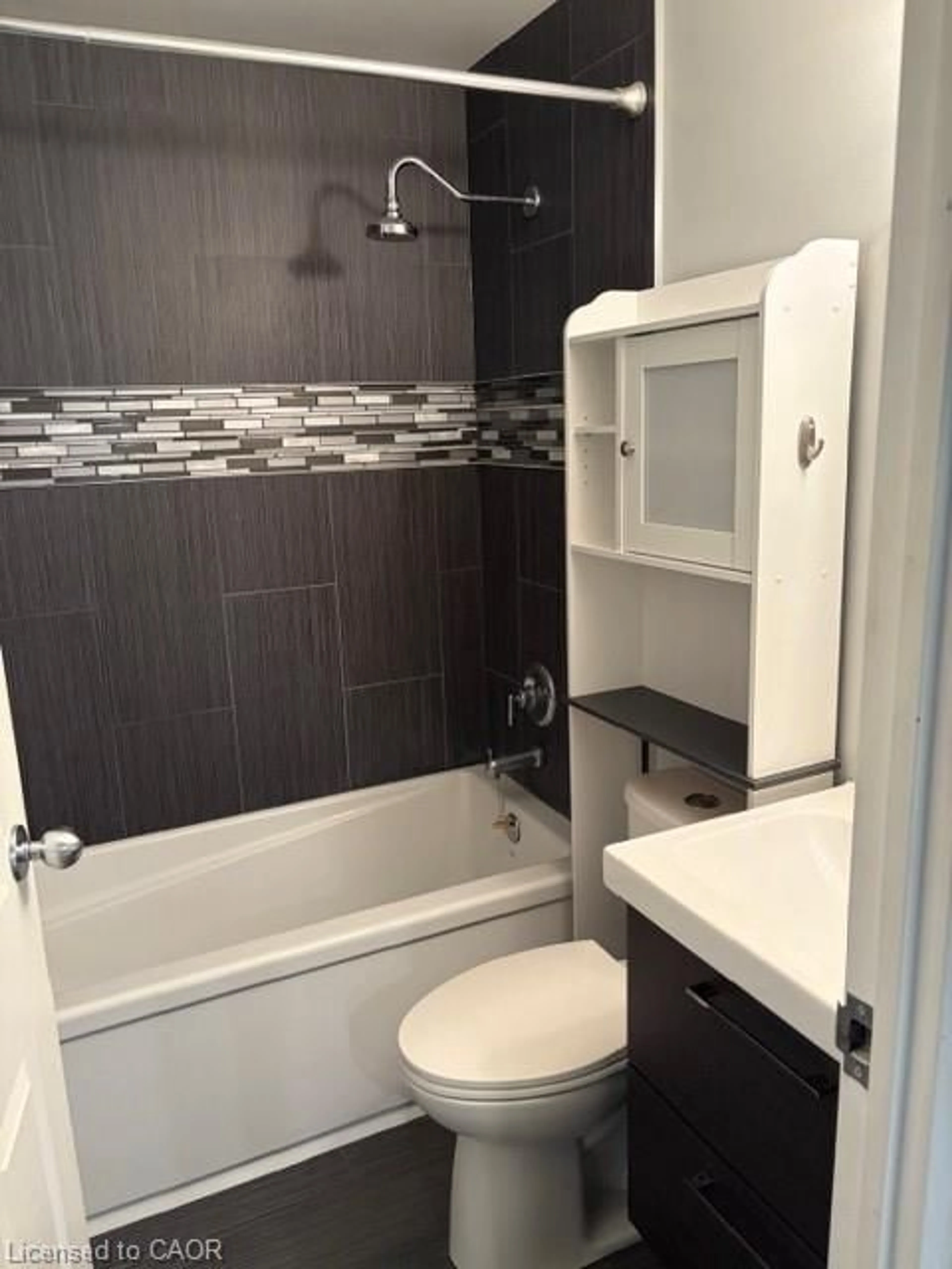 Standard bathroom, ceramic/tile floor for 35 Green Valley Dr #107, Kitchener Ontario N2P 2A5
