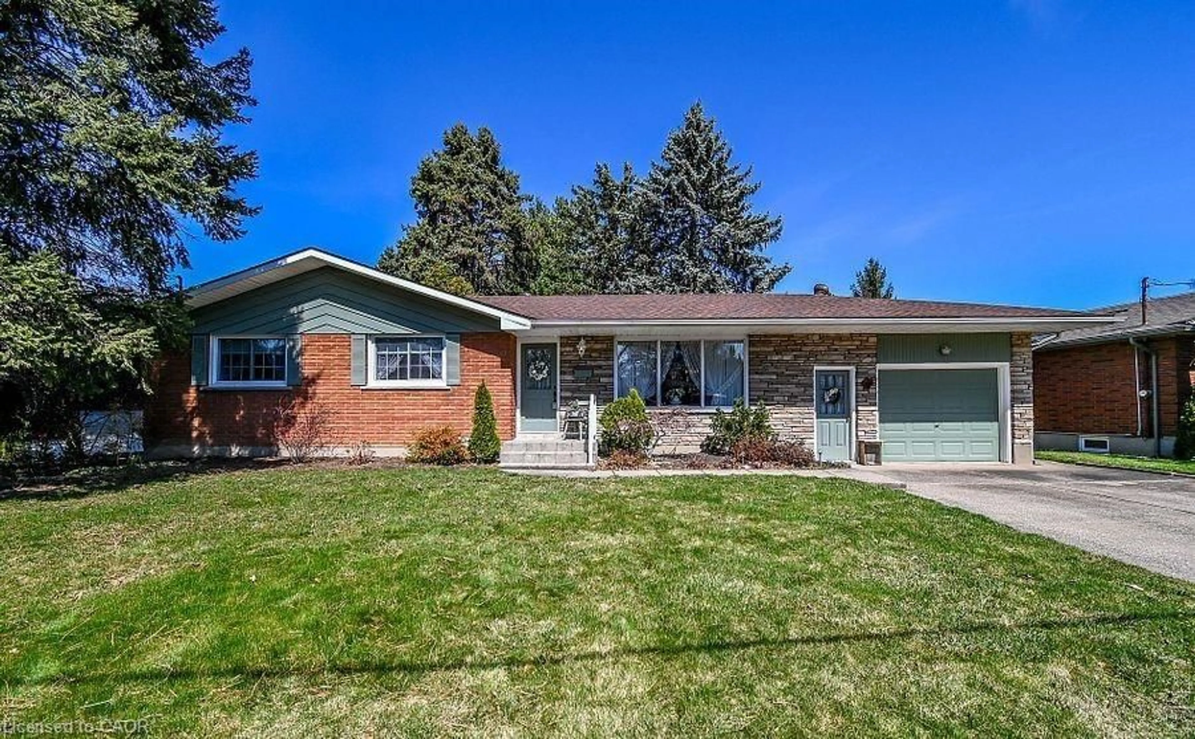 Home with brick exterior material, street for 17 Old Coach Rd, St. Catharines Ontario L2N 2P4