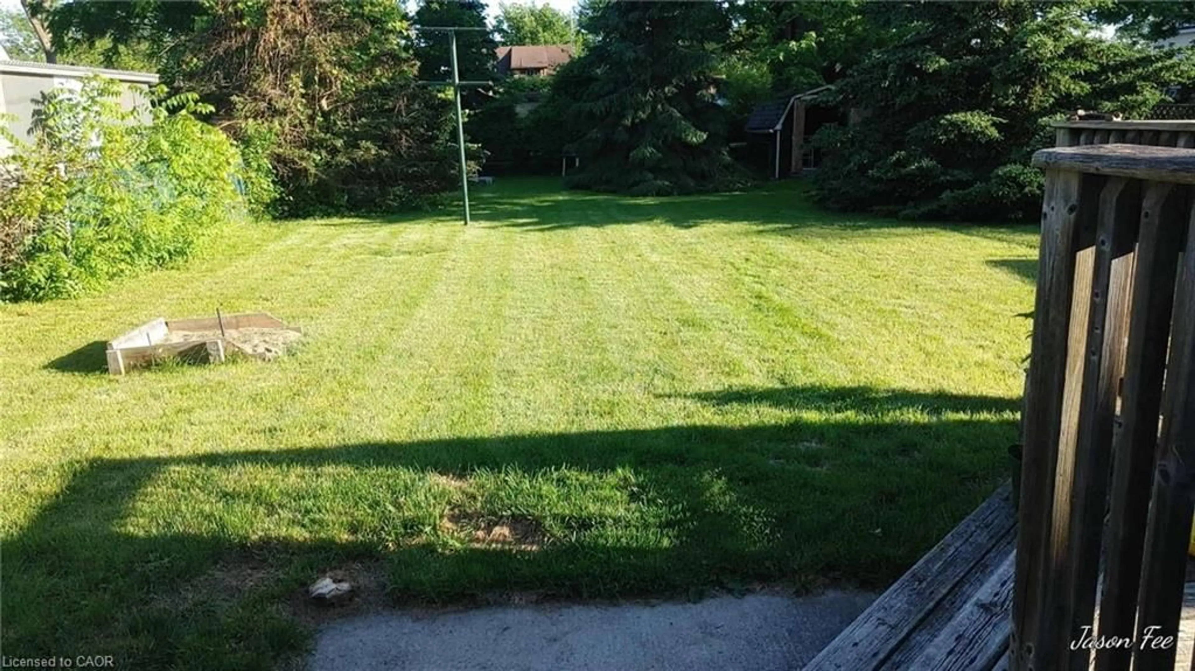 A pic from outside/outdoor area/front of a property/back of a property/a pic from drone, street for 520 Alder St, Dunnville Ontario N1A 1E6