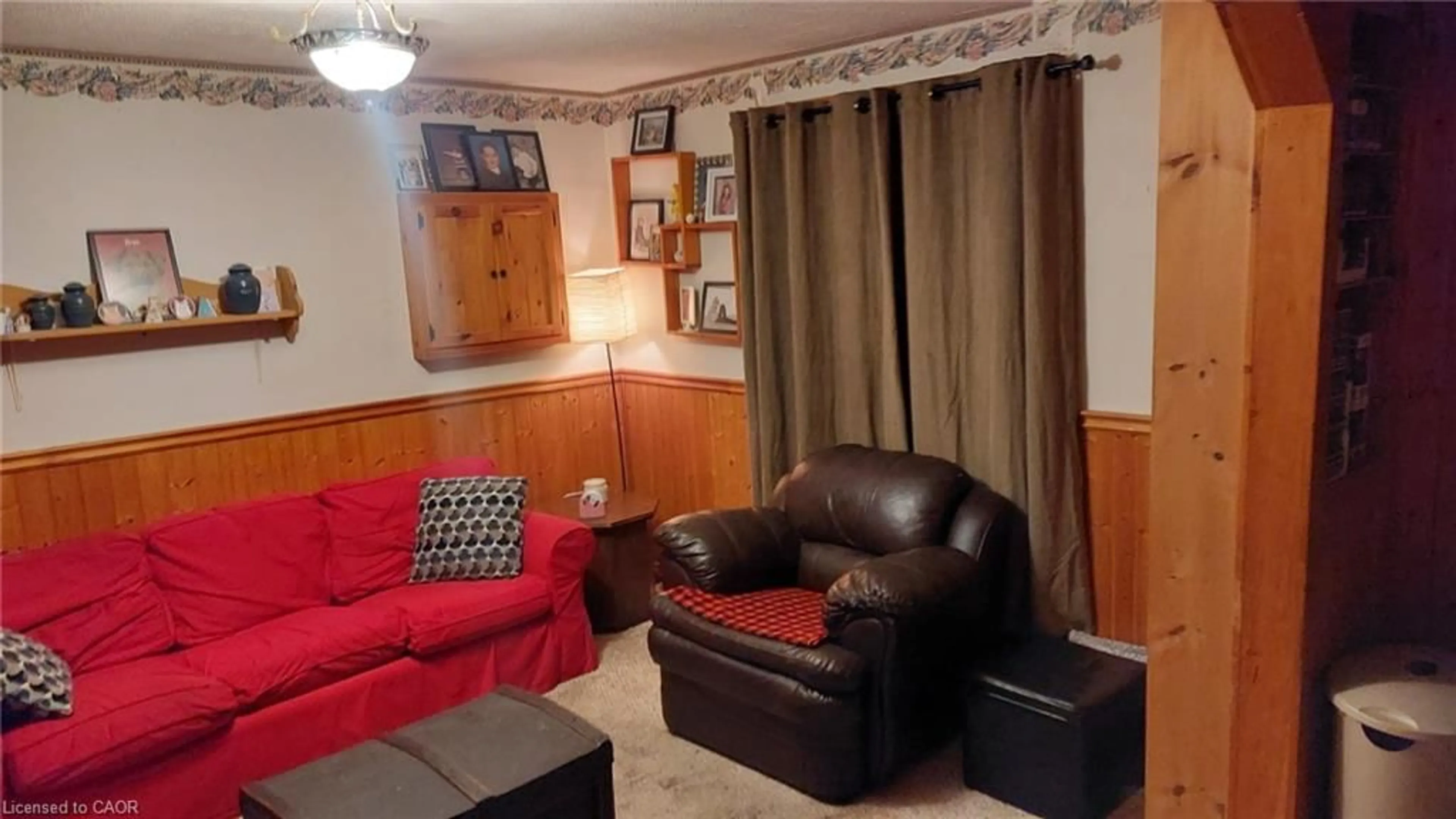 Living room with furniture, wood/laminate floor for 520 Alder St, Dunnville Ontario N1A 1E6