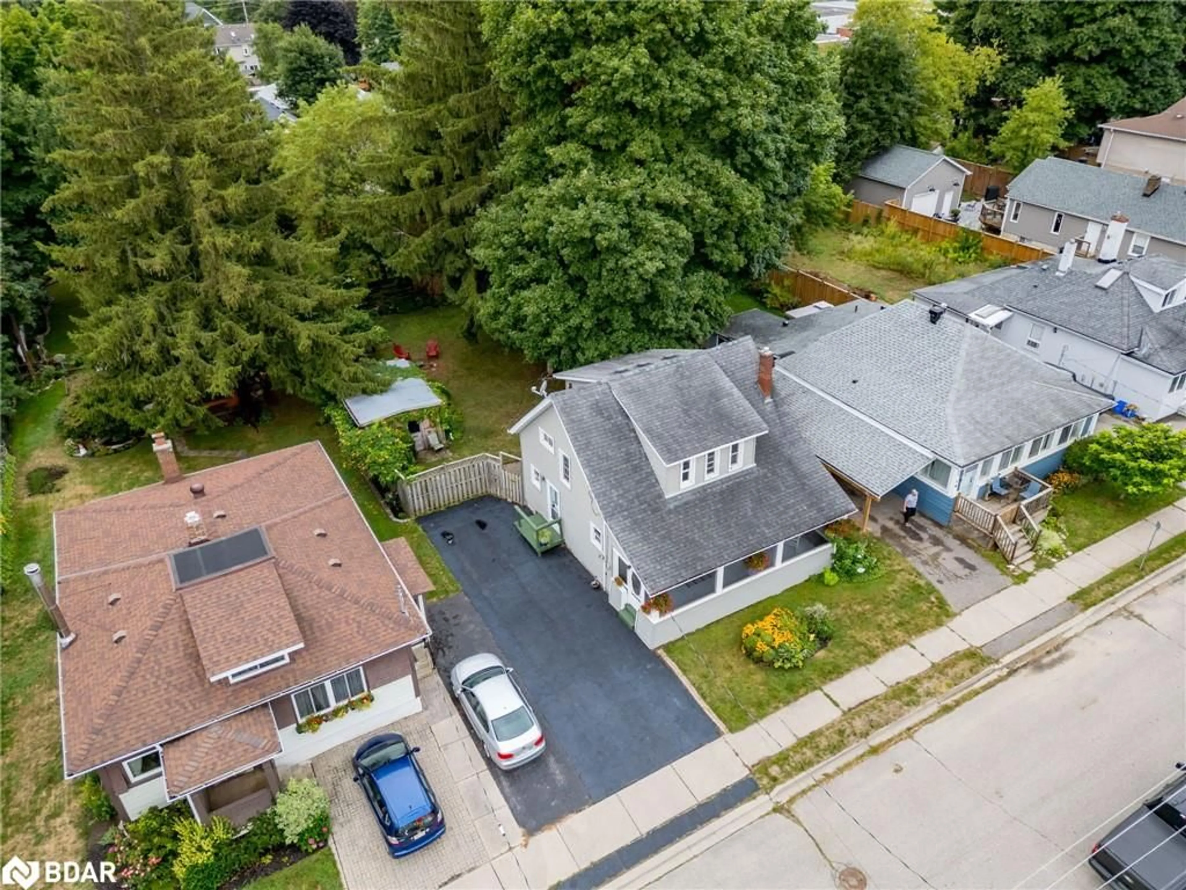 A pic from outside/outdoor area/front of a property/back of a property/a pic from drone, street for 14 Academy Rd, Georgetown Ontario L7G 3N8