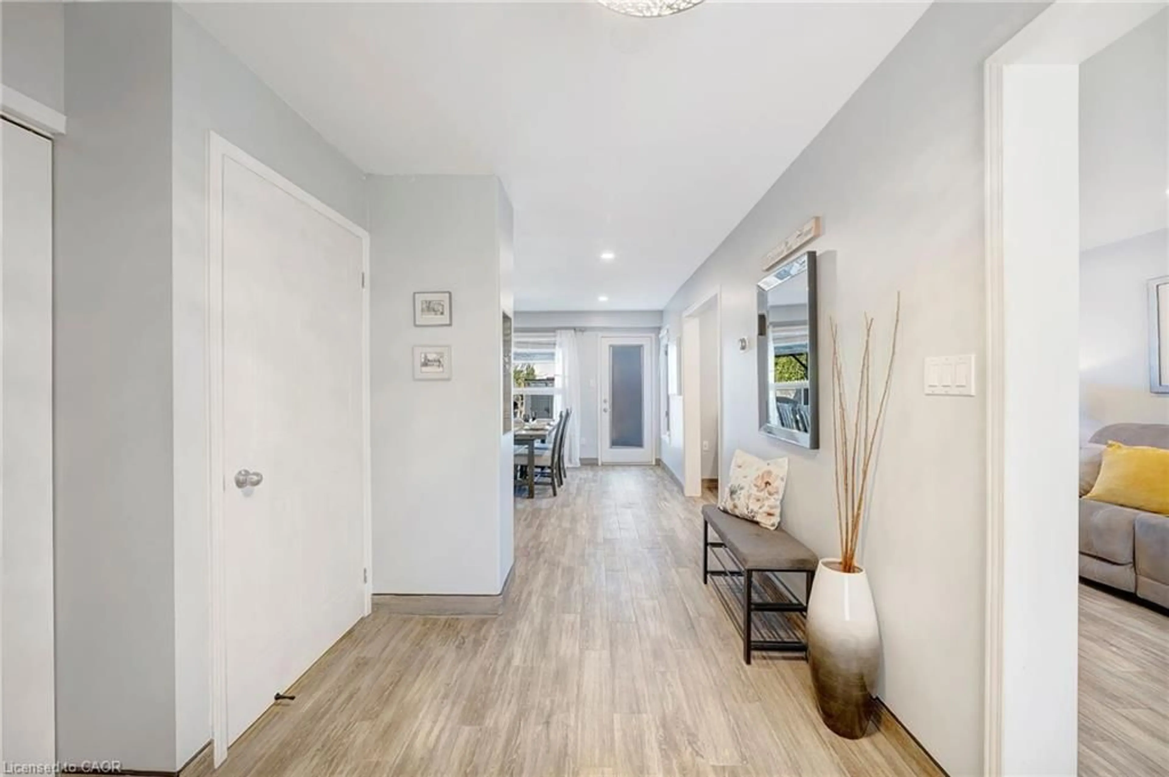 Indoor entryway for 22 Pleasant Grove Terr, Grimsby Ontario L3M 5G8