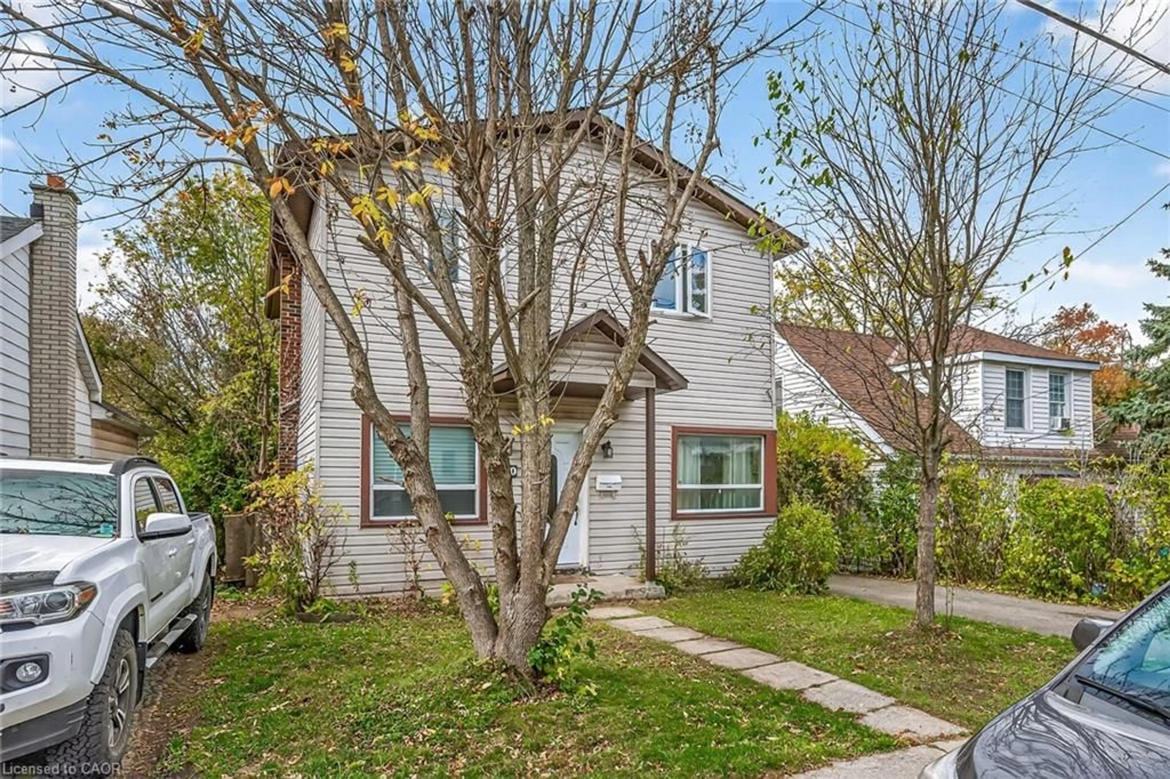 Home with vinyl exterior material, street for 230 Broadway Ave, Hamilton Ontario L8S 2W6